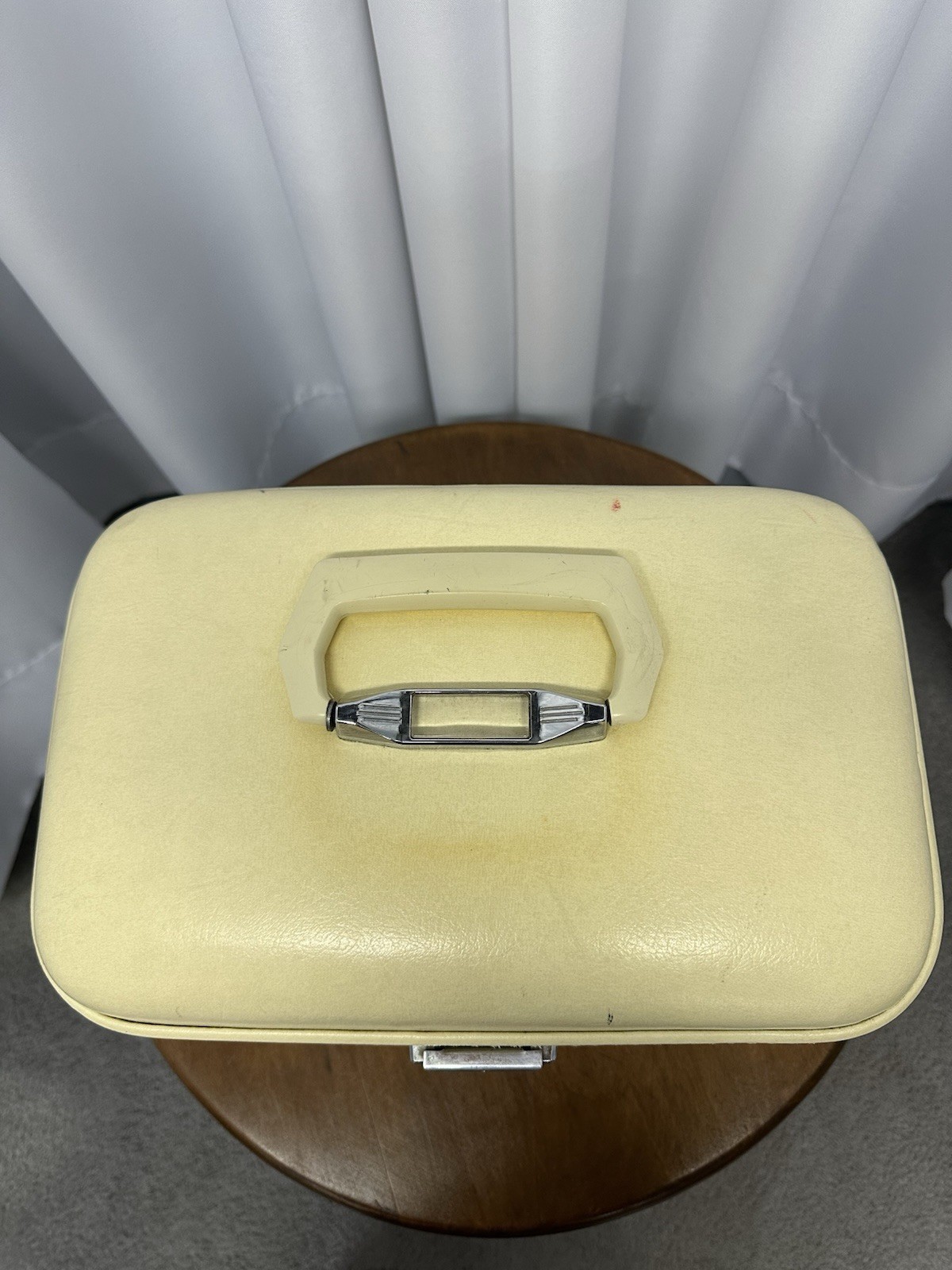 Vintage Skyway Train Case 14x10x9 Ivory Cream Off White Keys Good Condition
