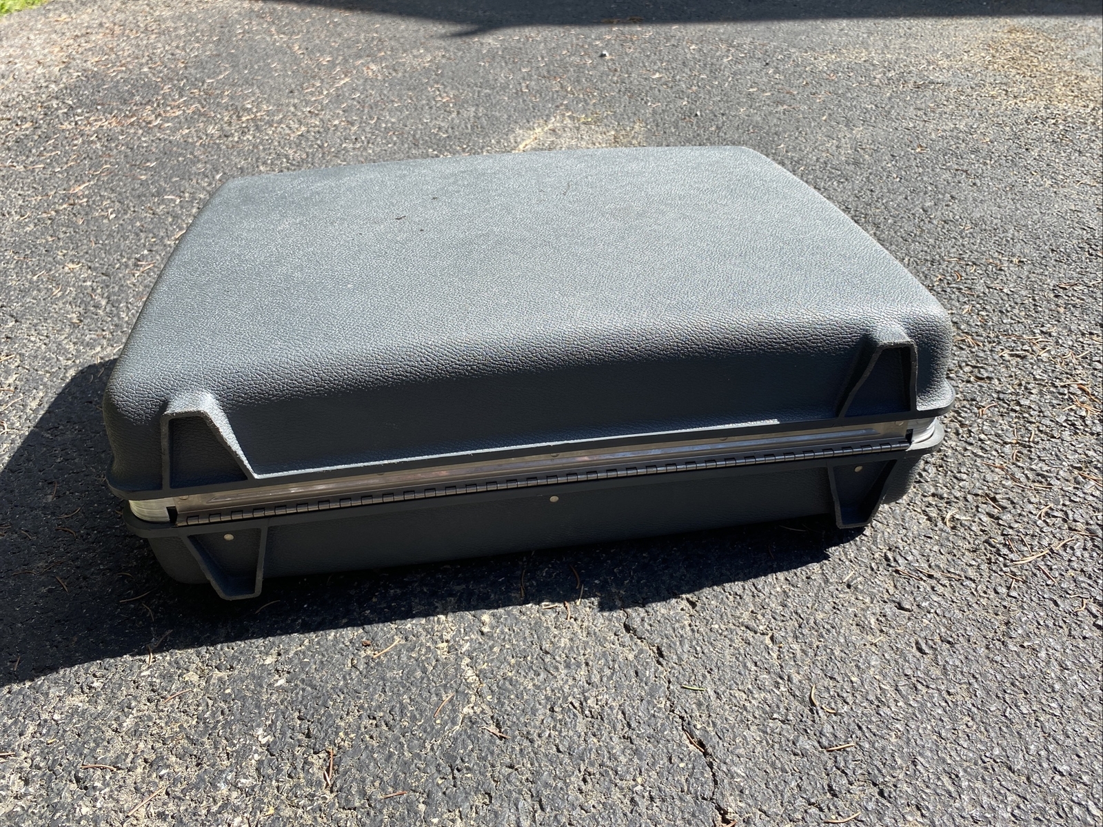 Vintage Samsonite Saturn Hard Sided Luggage Suitcase Dark Gray 22″x17″ With Key