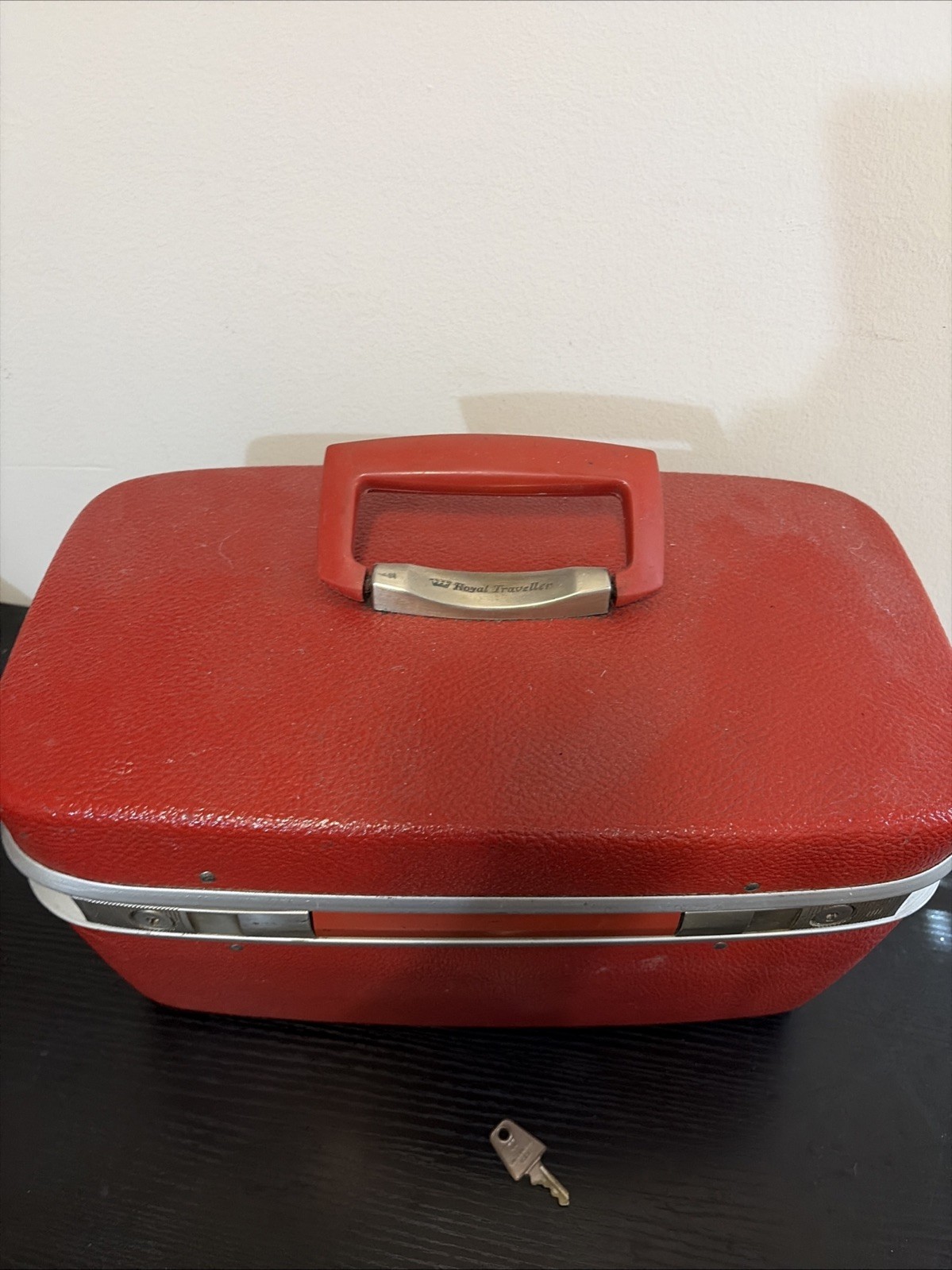 Royal Traveller Red Vanity Case with Key Train case Cosmetic Make up Vintage