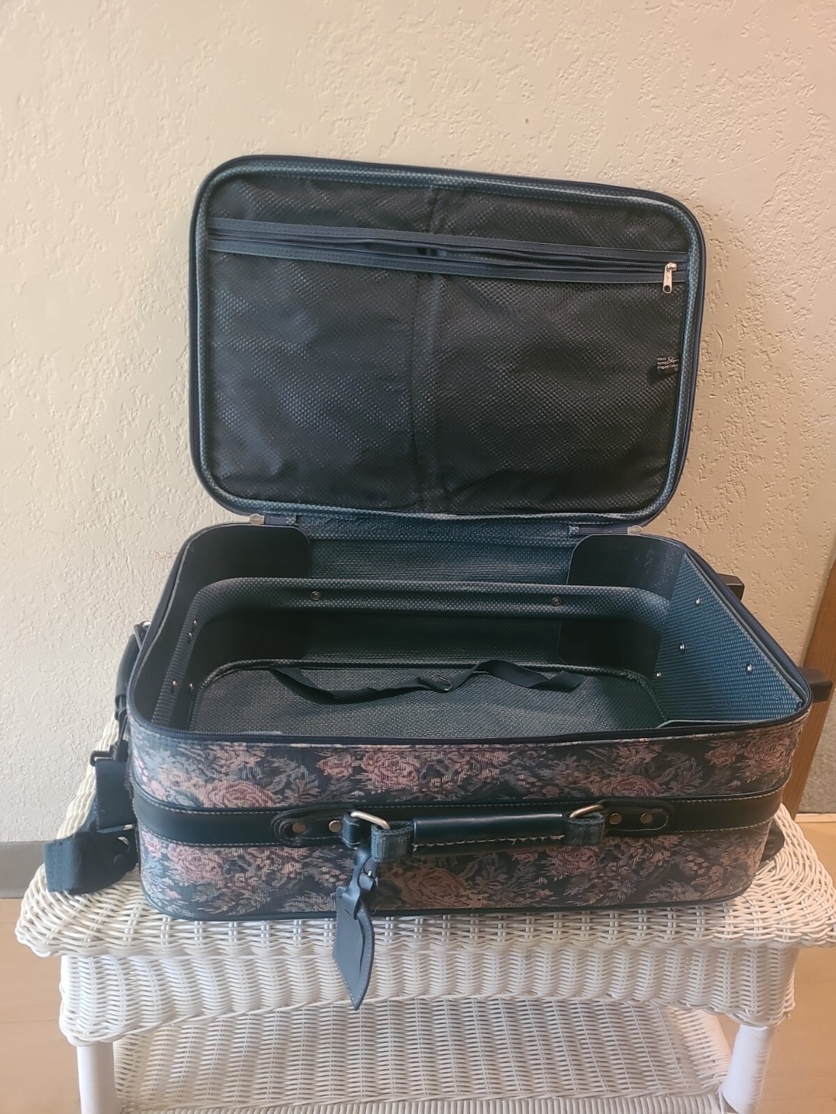 Vintage Floral Roses Skyway Retro/Luggage Bag