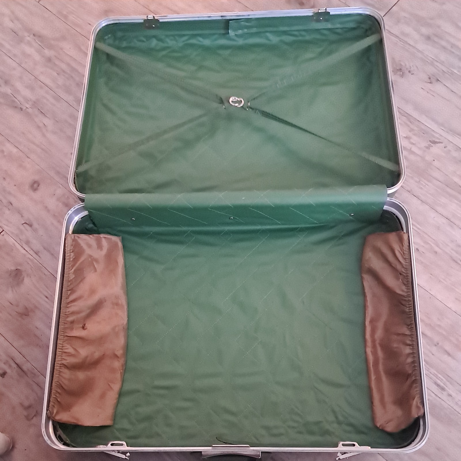 Vintage 24×17×7 American Tourister Suitcase Cascade Avocado Green Hard shell 60