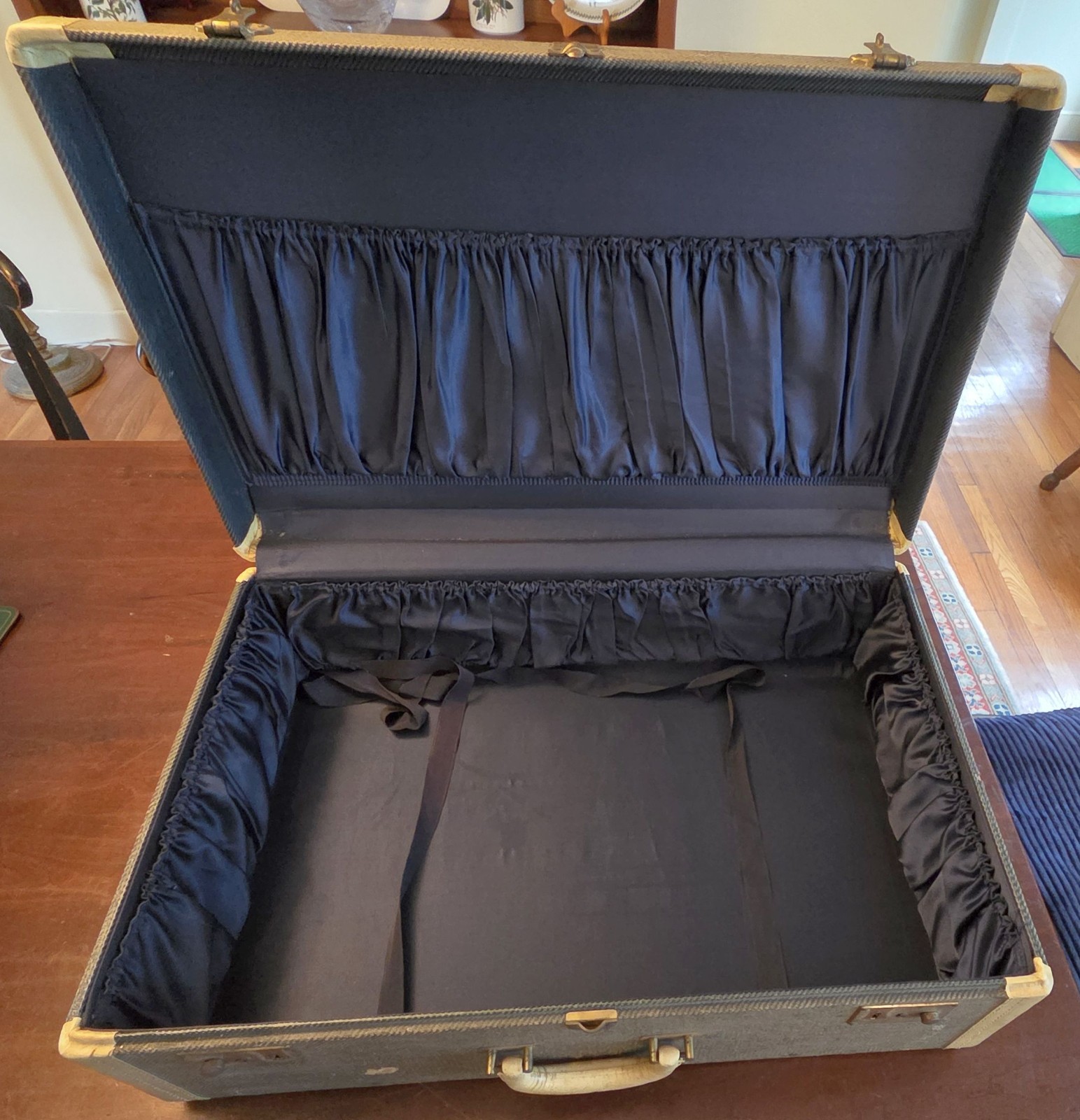 Vintage Hartmann 1950s Stunning Purple Satin Lined Suitcase – 24″ x 15″ x 9″