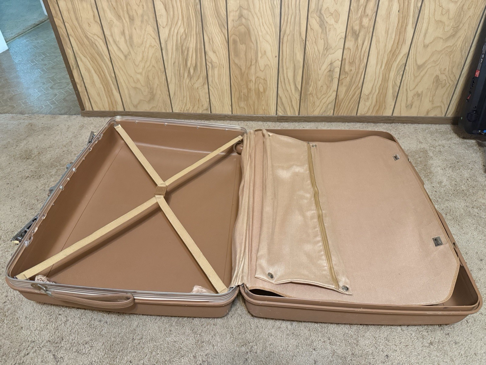 1970s Vintage Tan Samsonite Concord Hard Shell Suitcase 26x21x8