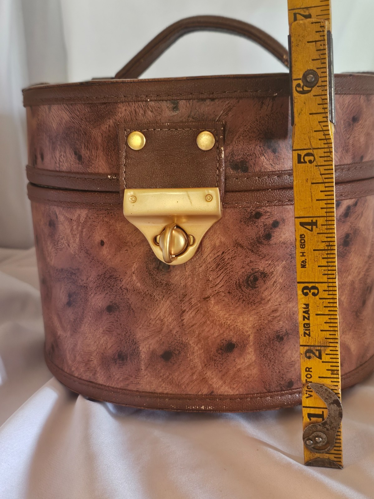 vintage osterich leather like makeup case gold toned latch