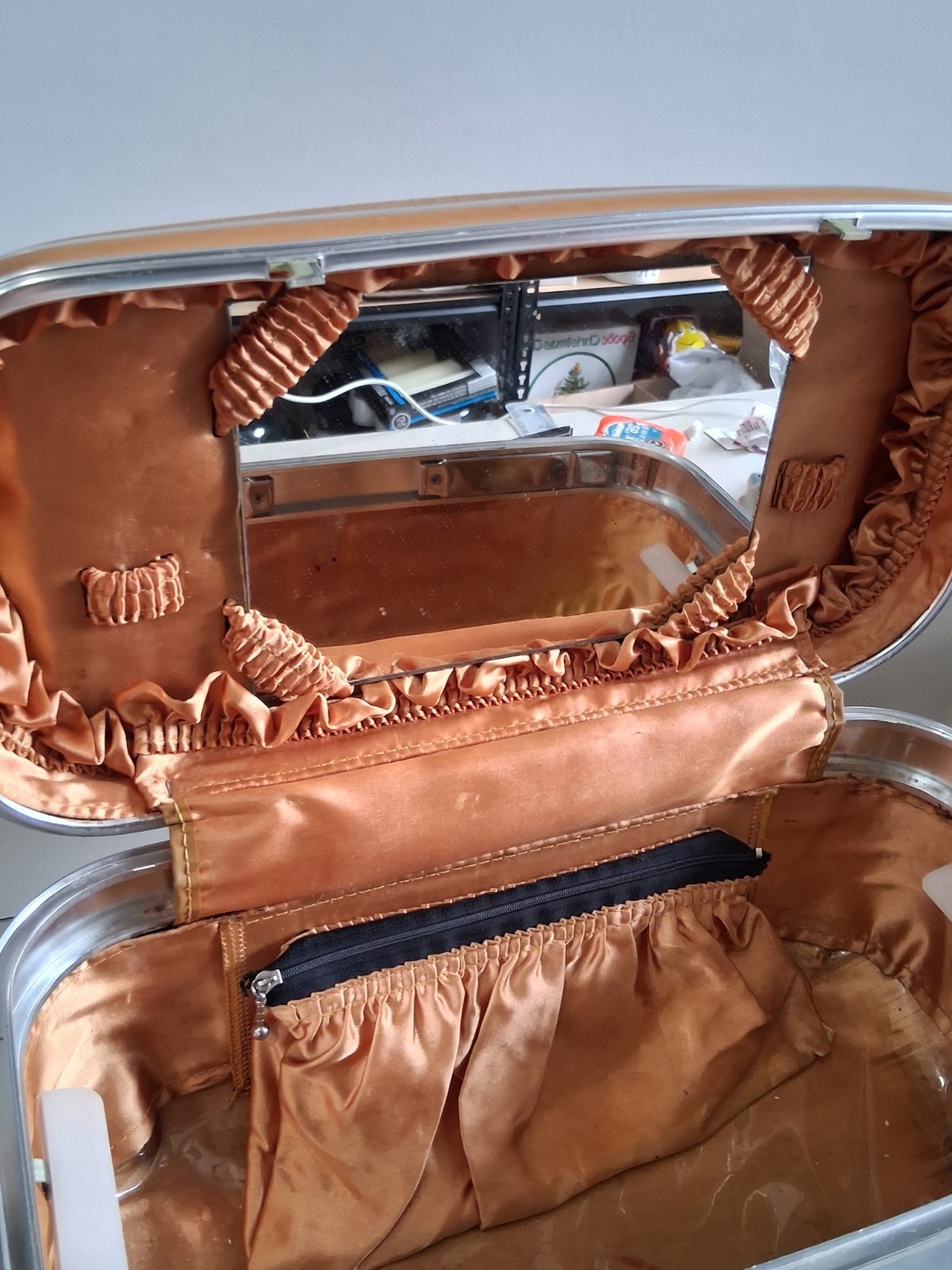 VTG MCM 1960’s”Eaton” Travel Hardshell Traincase; Cosmetic/Toiletry Case; Footed