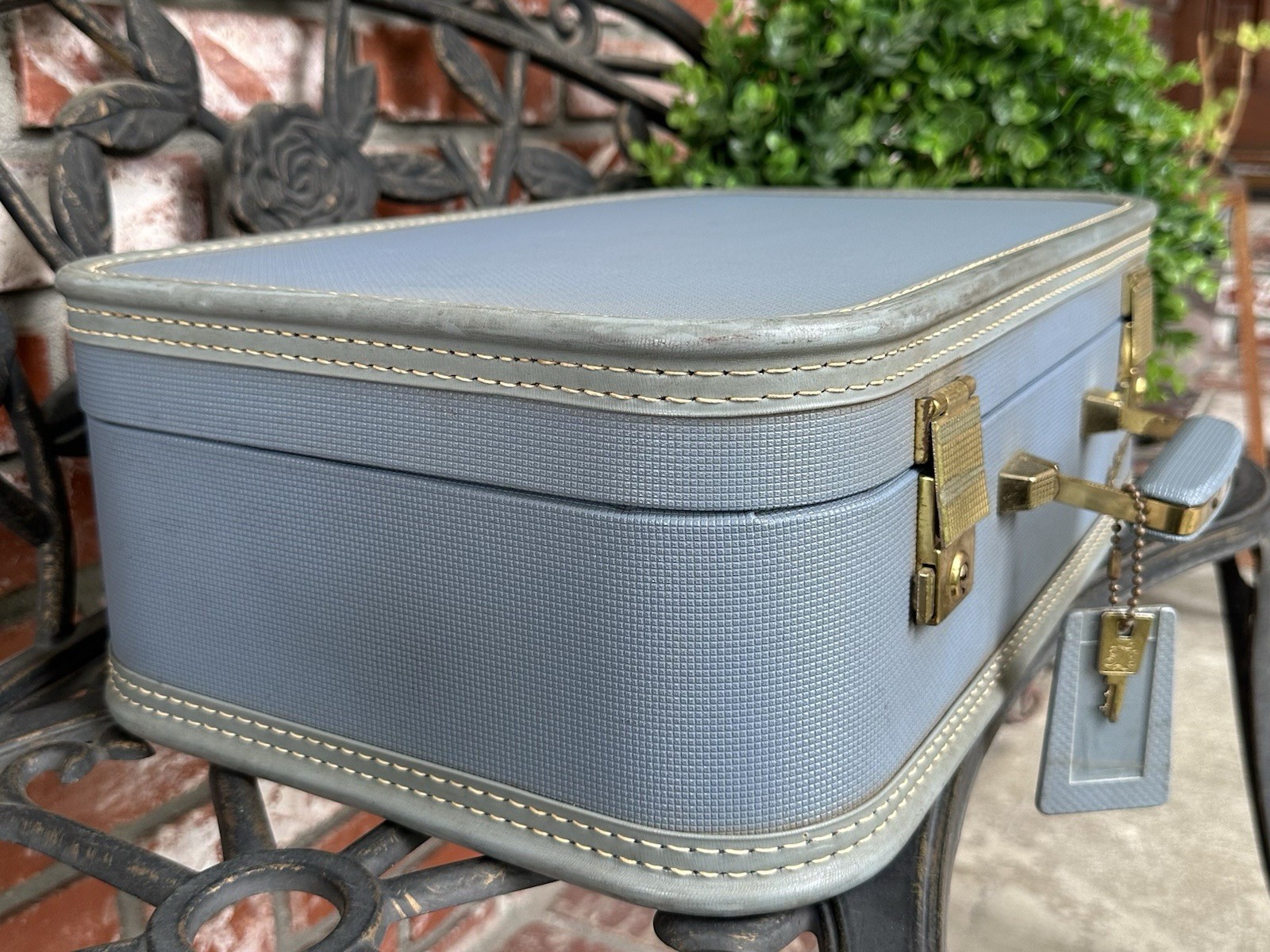 Vintage Lady Baltimore Luggage; Baby Blue W/Lavender Silk Inter; Luggage Tag/Key