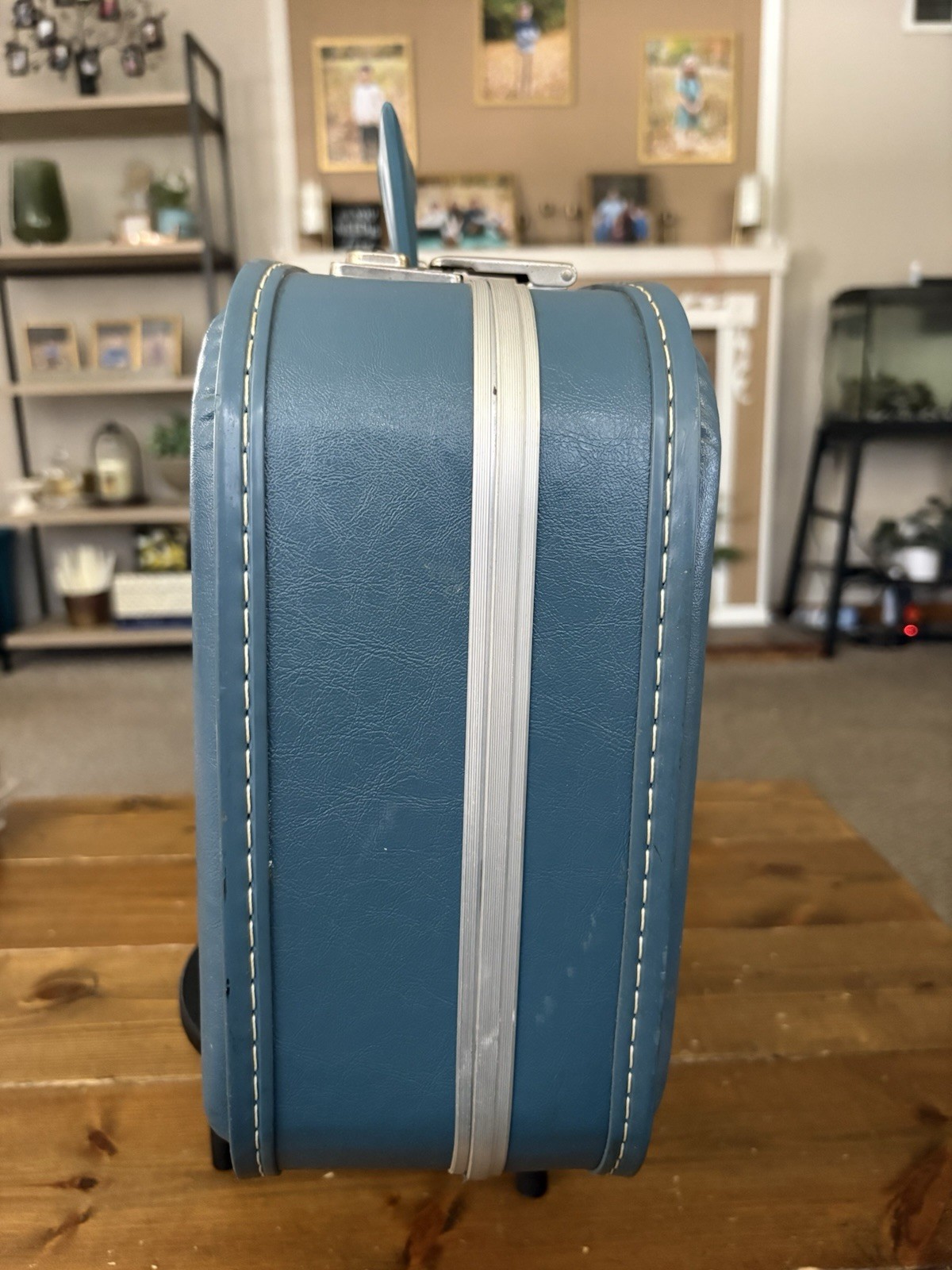 Baby Blue vintage Luggage Case Locks 1970’s Snaps Open Good Condition 16x12x5