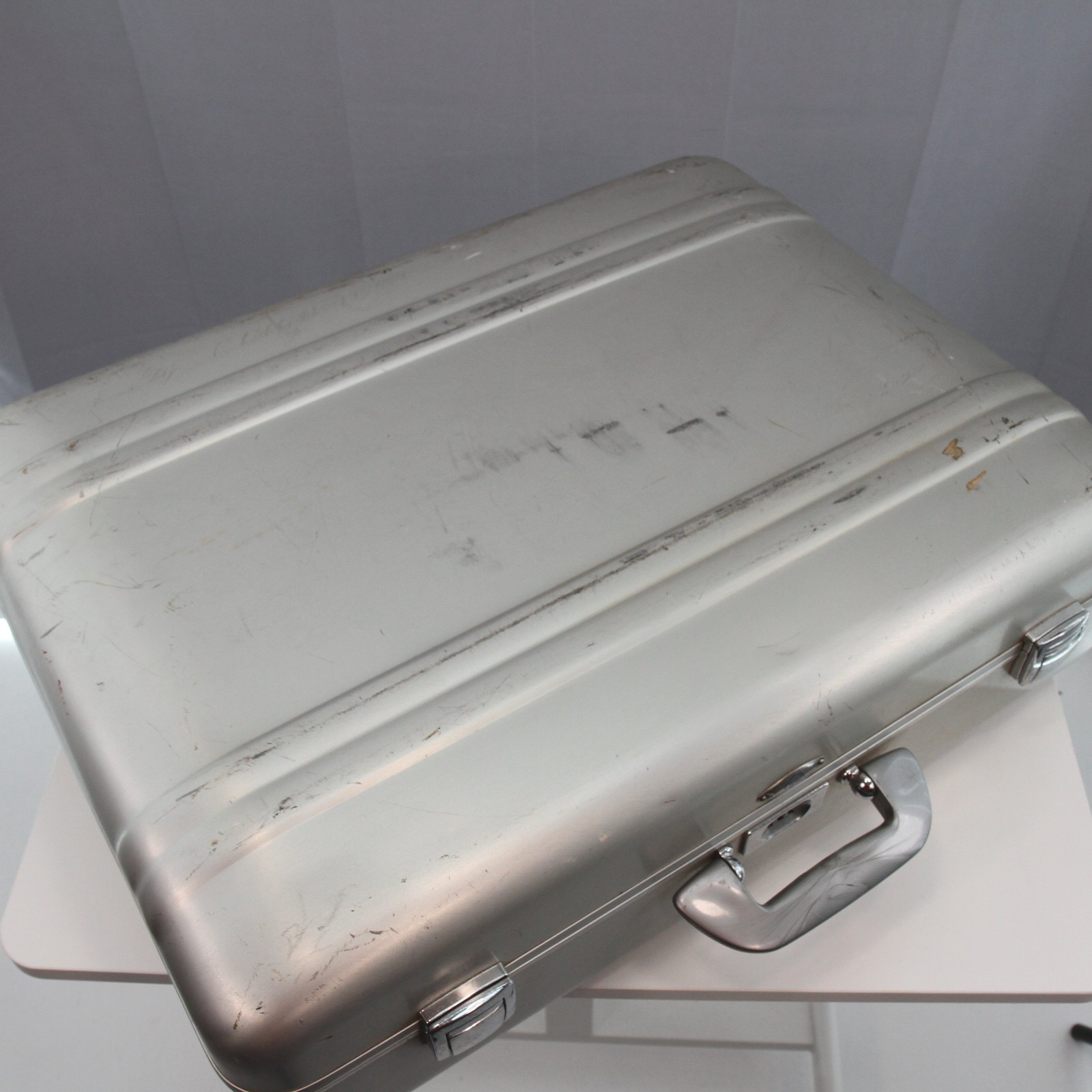 Vintage Zero Halliburton Aluminum Suitcase CLEAN Accessories 24″ x 18″ x 8″