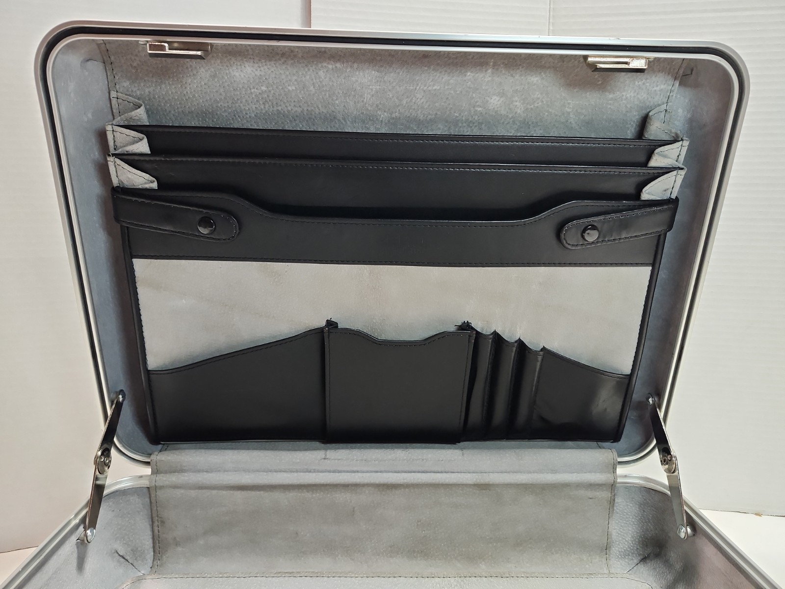 Zero Halliburton Locking Silver Aluminum Attache Case Briefcase – 1980’s – Used