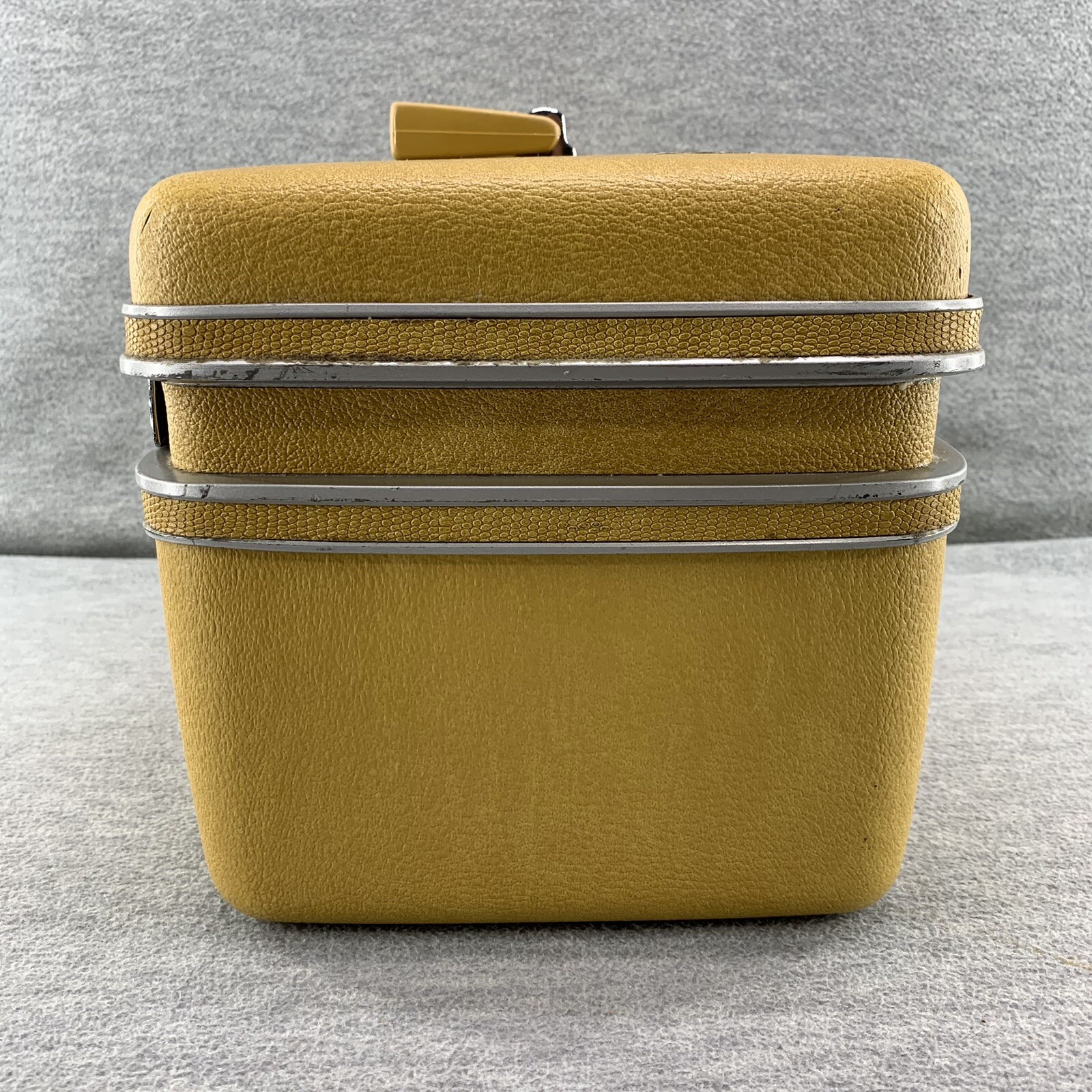 SEAR COURIER BY SAMSONITE VINTAGE Suitcase & Travel Makeup Train Luggage W/ KEY