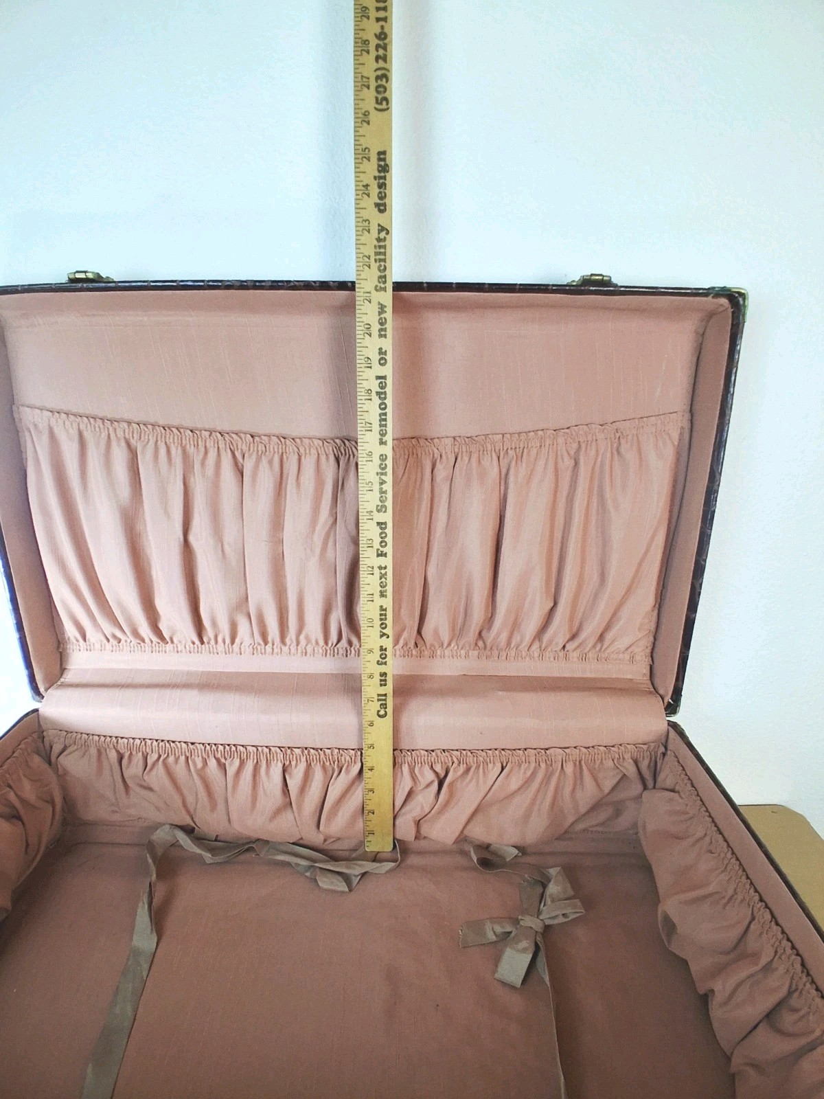 Vintage Embossed Leather Faux Crocodile Alligator Suitcase 25.5″x 15.5″x8.5″