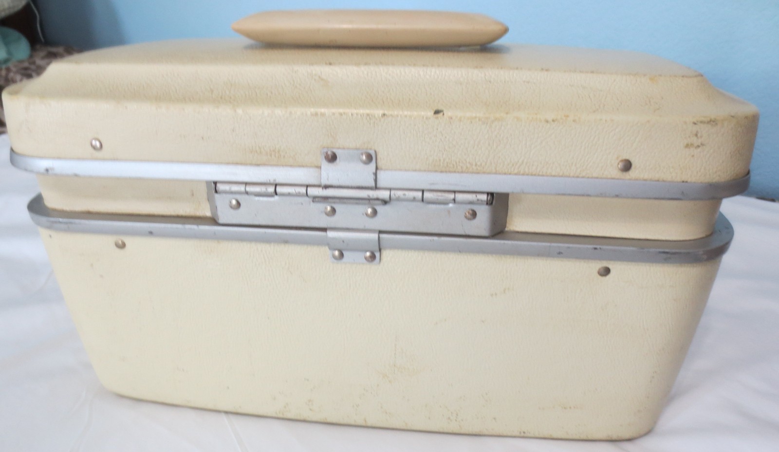 Vtg 1960s Cream Hawthorne Luggage Train Case W/ Tray Insert, Mirror, Key Vanity