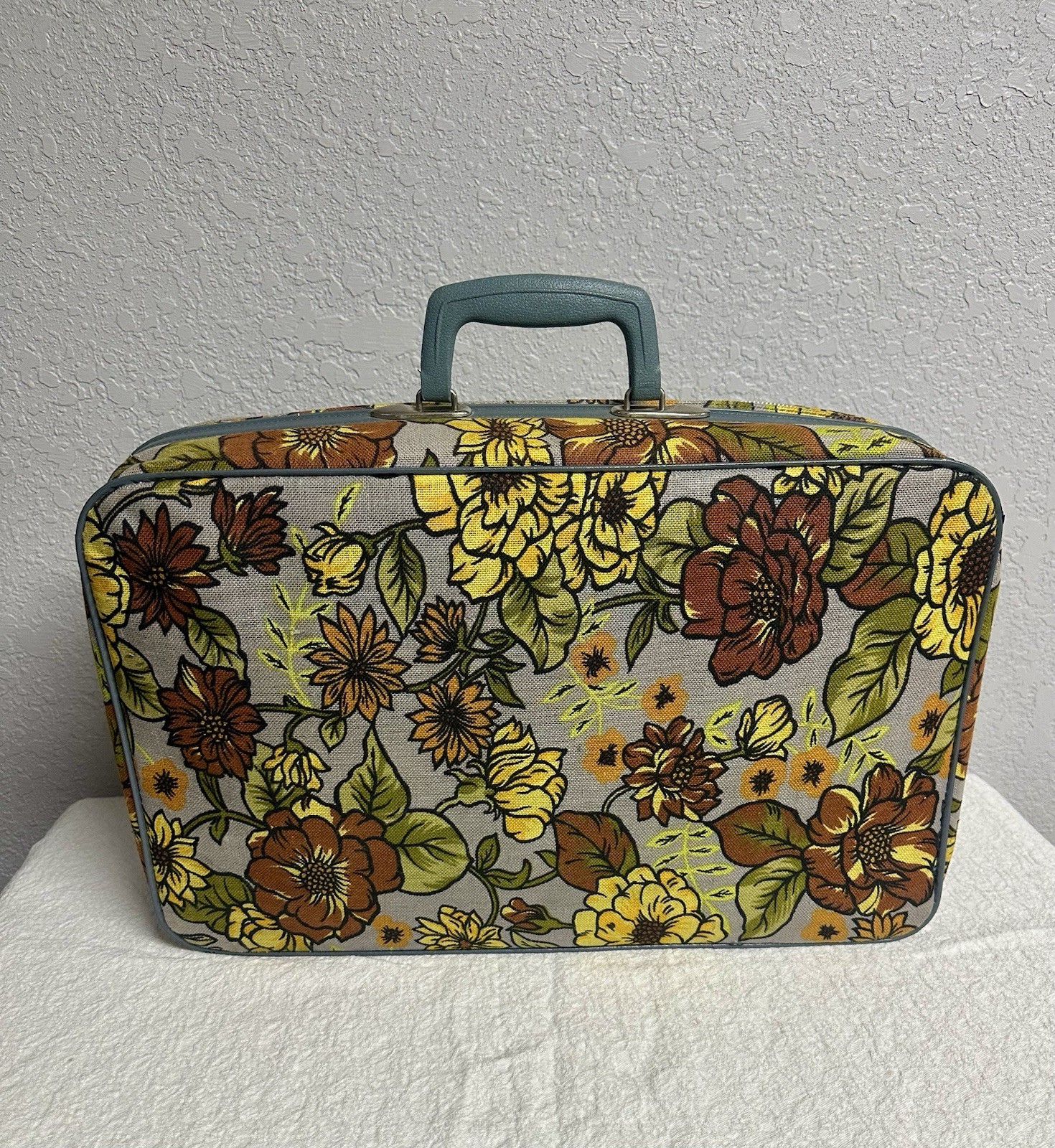 Vintage 1960’s Bantam Travelware Flower Power Suitcase