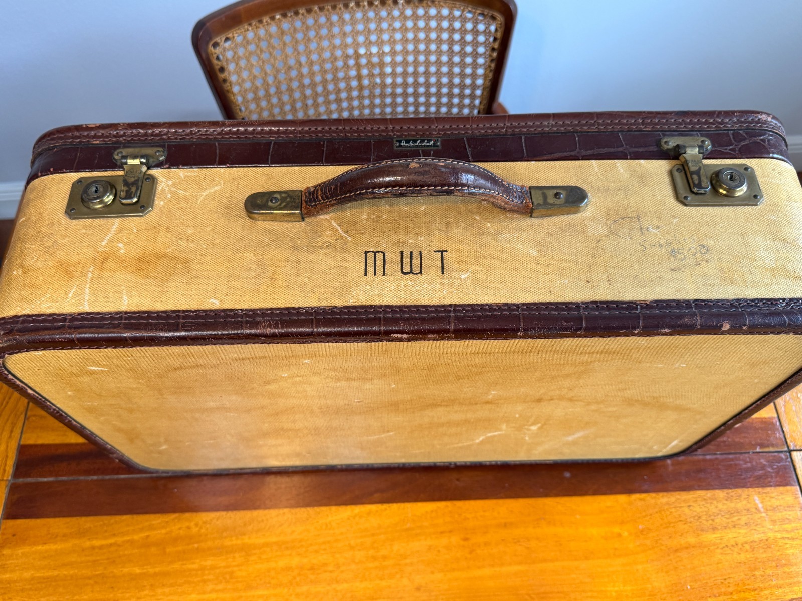AMELIA EARHART LUGGAGE SUITCASE WITH KEYS FOR LOCKS – 24×14.5″ -TRAVEL -AIRPLANE