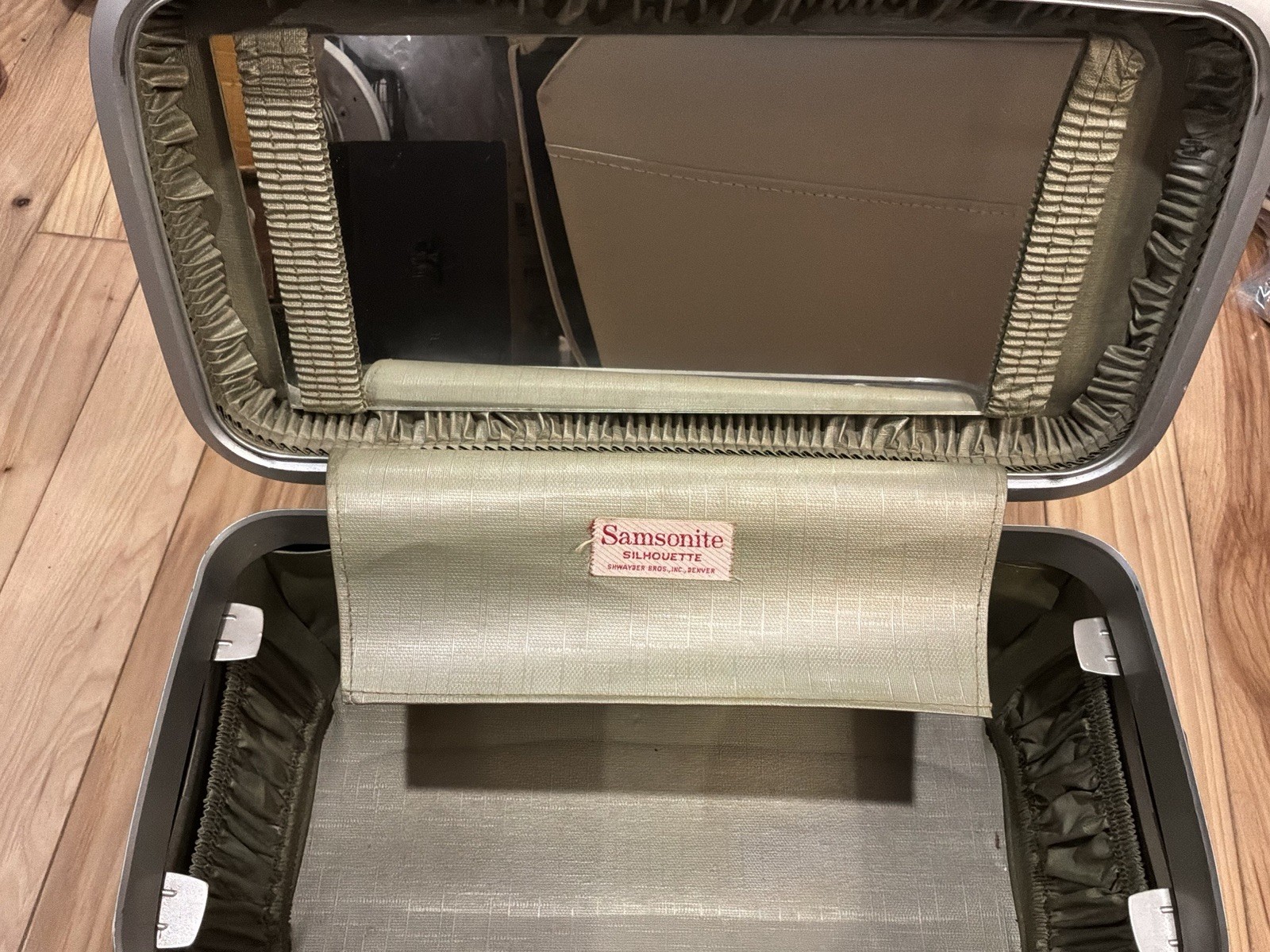 Vintage Samsonite Silhouette Olive Green Train Case Makeup Cosmetic Luggage