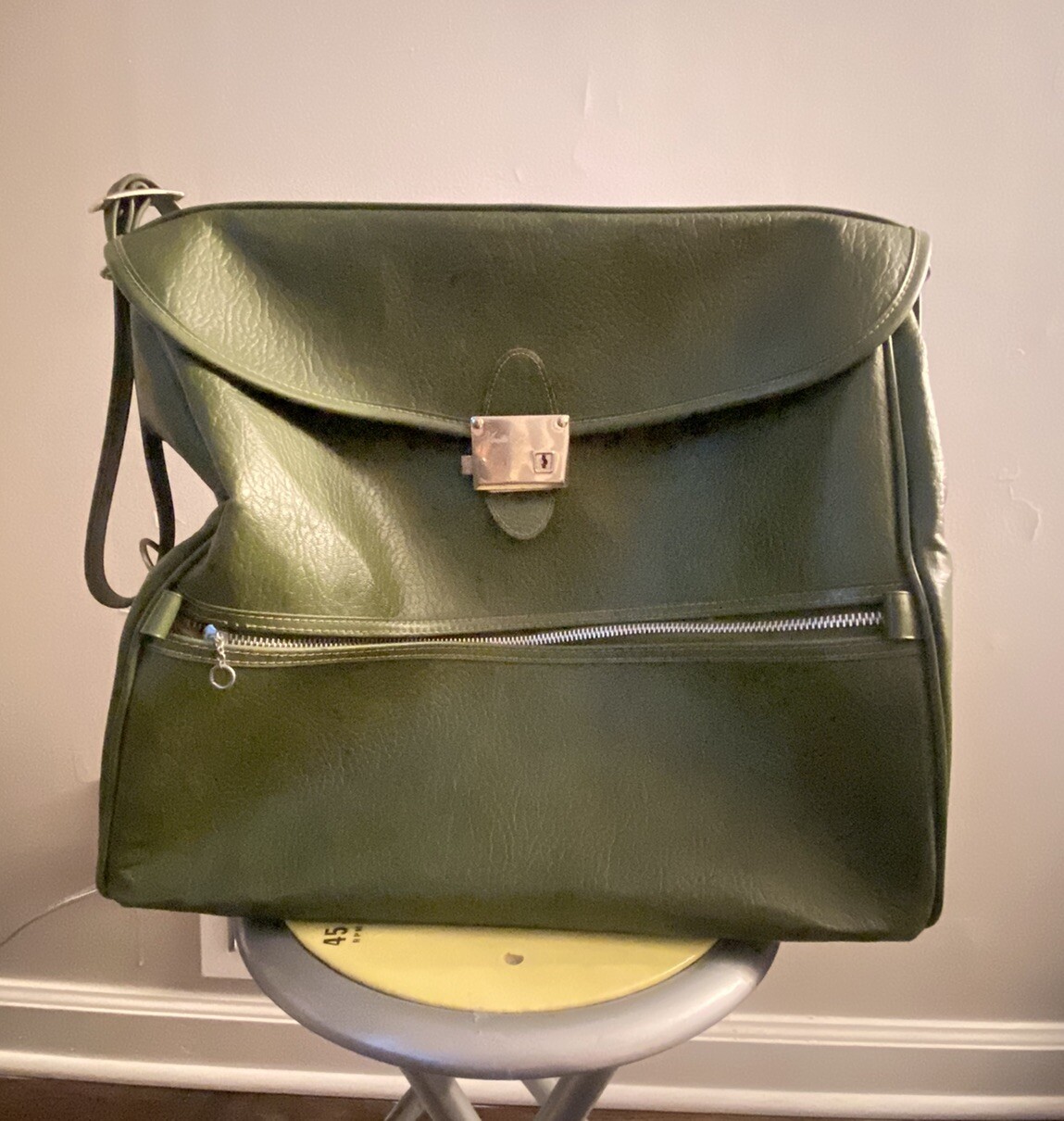 Vtge Ventura avocado green tote bag suitcase 15 x 13″ pockets silver hardware
