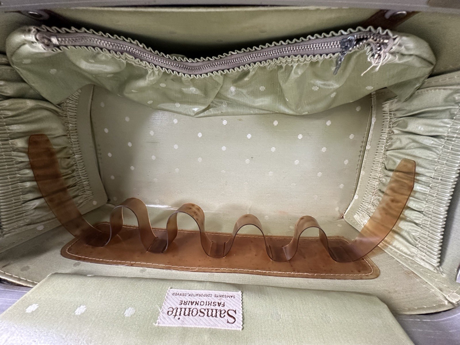 1970s Samsonite Fashionaire Avocado Green Royal Traveller 15x8x8″ Makeup Case