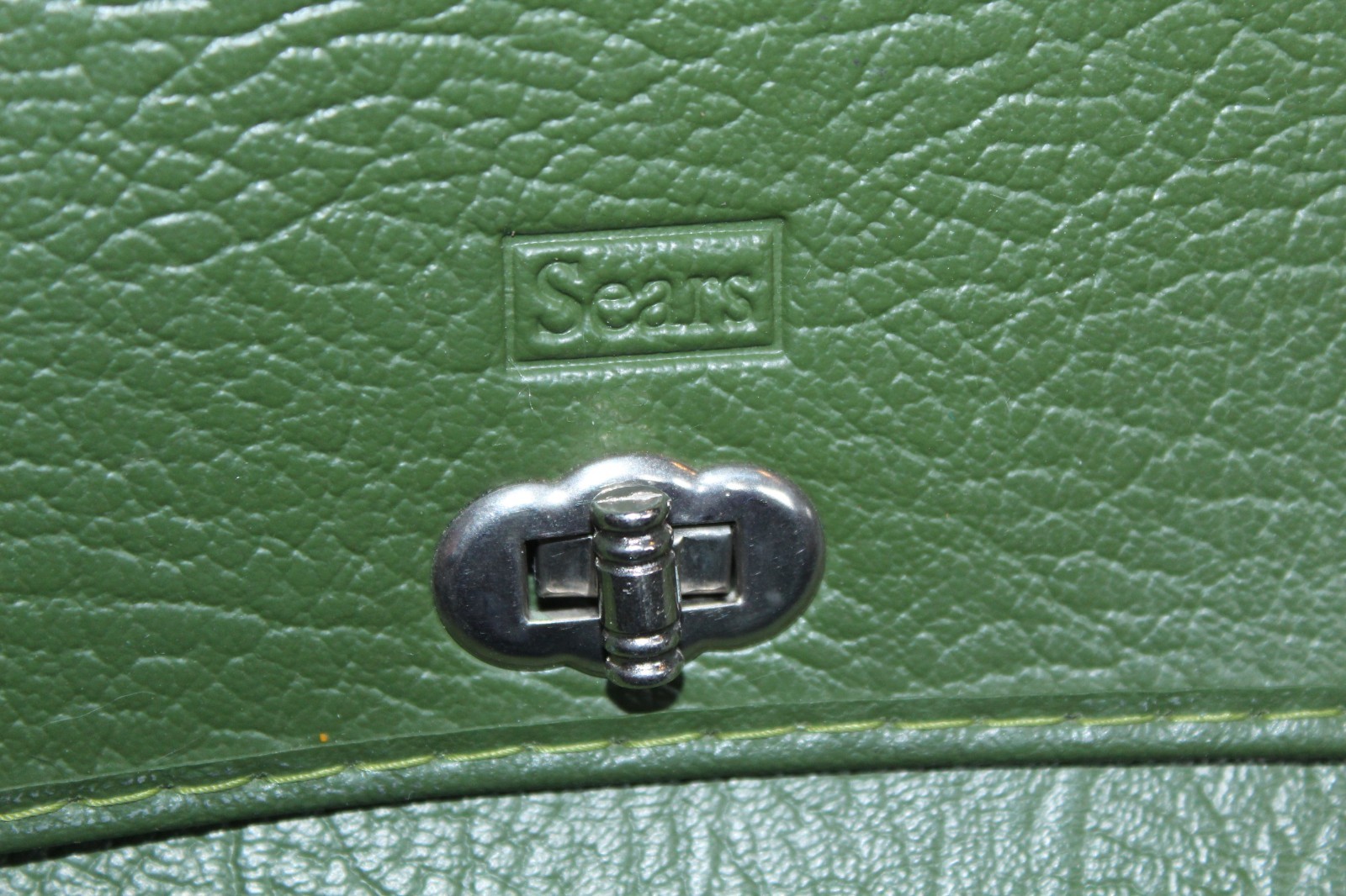 SEARS VINTAGE RETRO 1960’S GREEN VINYL CARRY ON TRAVEL BAG, EUC!