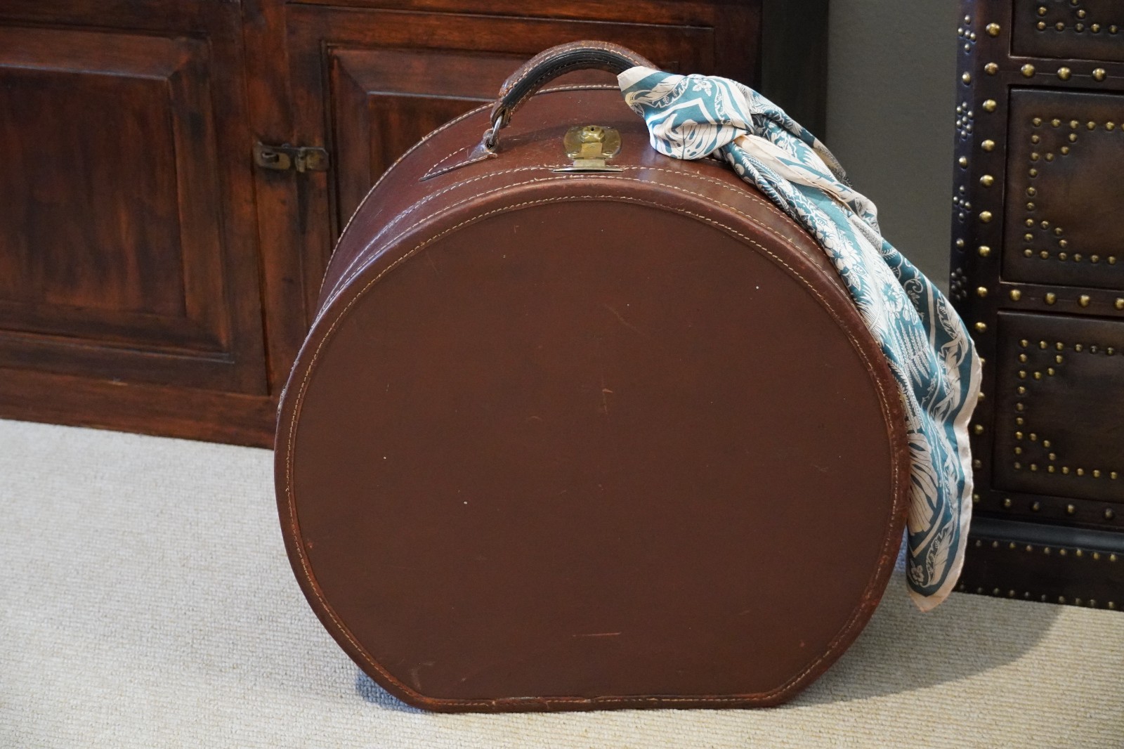 Vintage Early 1900’s Brown Leather Circular Train Carrying Case 17″x16″
