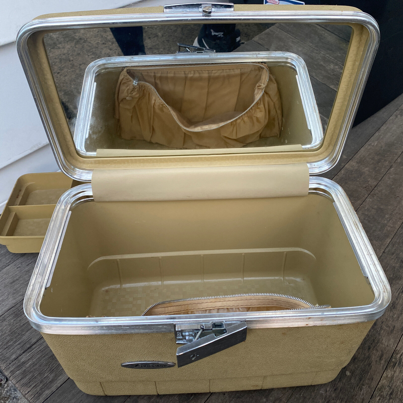 Vintage Sears Forecast Makeup Train Case Luggage Green