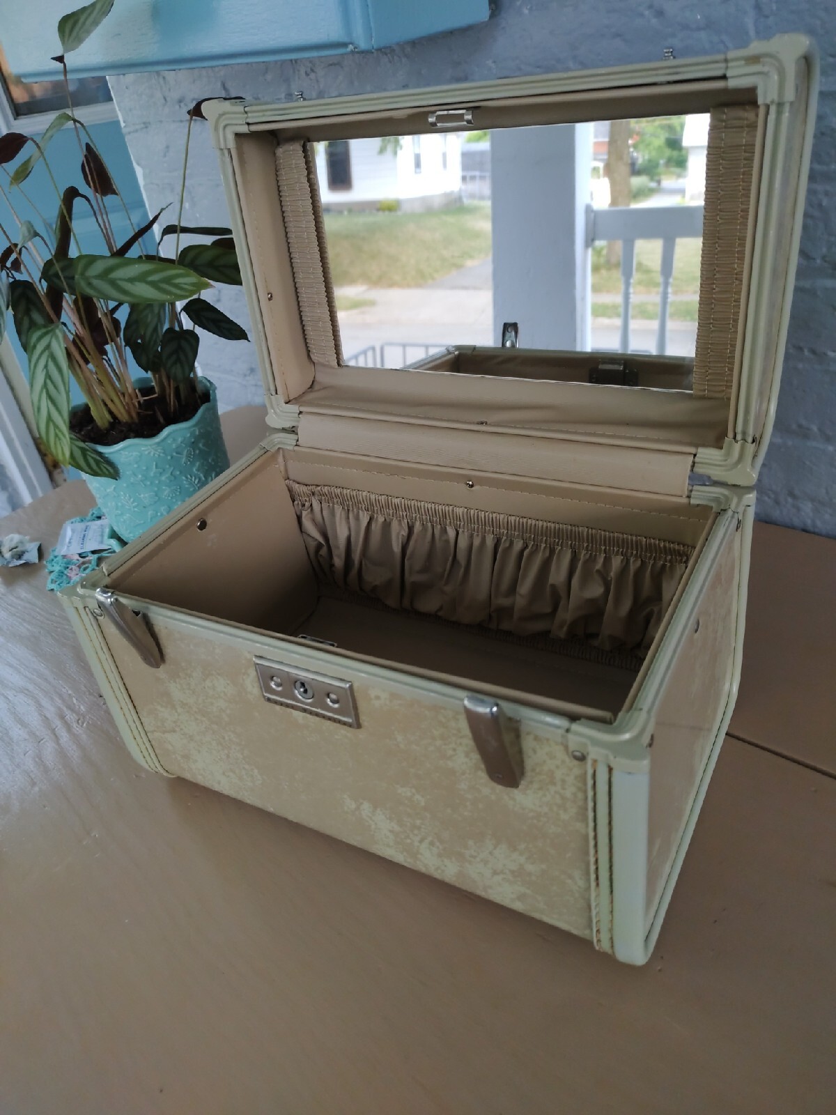 Vtg Shwayder Bros/Samsonite Train Case Beige Tan Luggage Royal Traveller Neutral