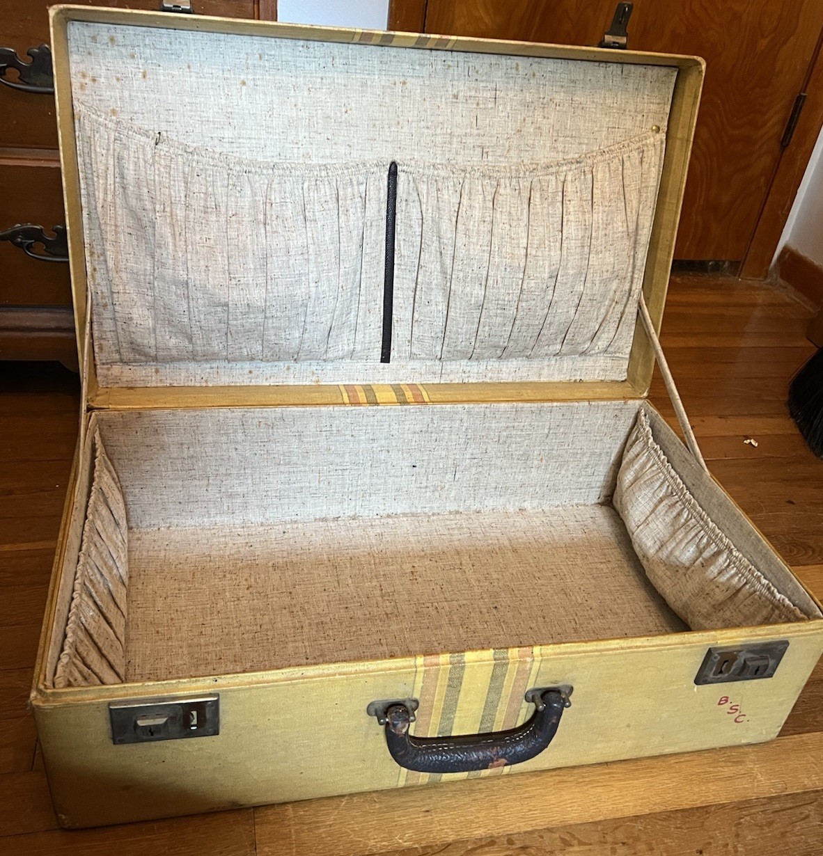 VTG Hardshell Luggage Suitcase 1940s 1950s Wrapped Wood Leather Handle