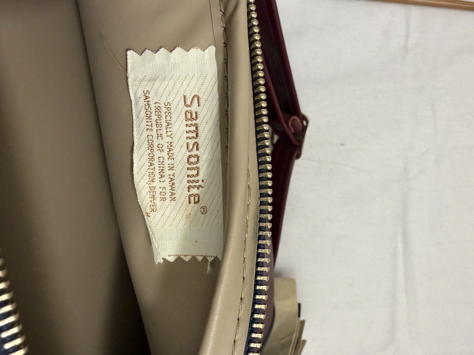 Vintage Samsonite The Survivor Bordeaux Vinyl Zipper Handy Tote Adjust Strap NWT