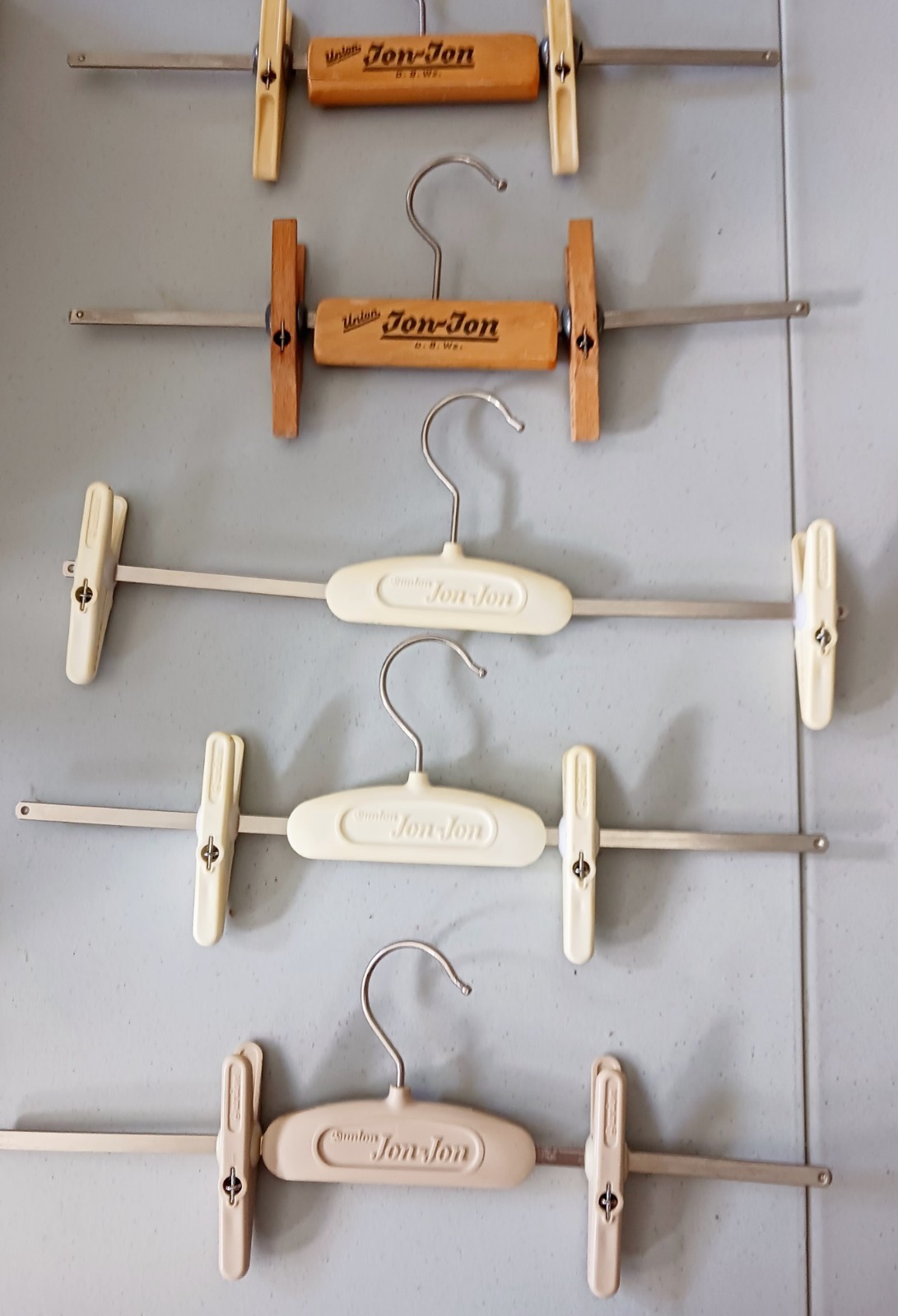 5 Union Jon Jon D.B.Wz Folding Travel Hangers Wooden,Molded Plastic, Metal VGC