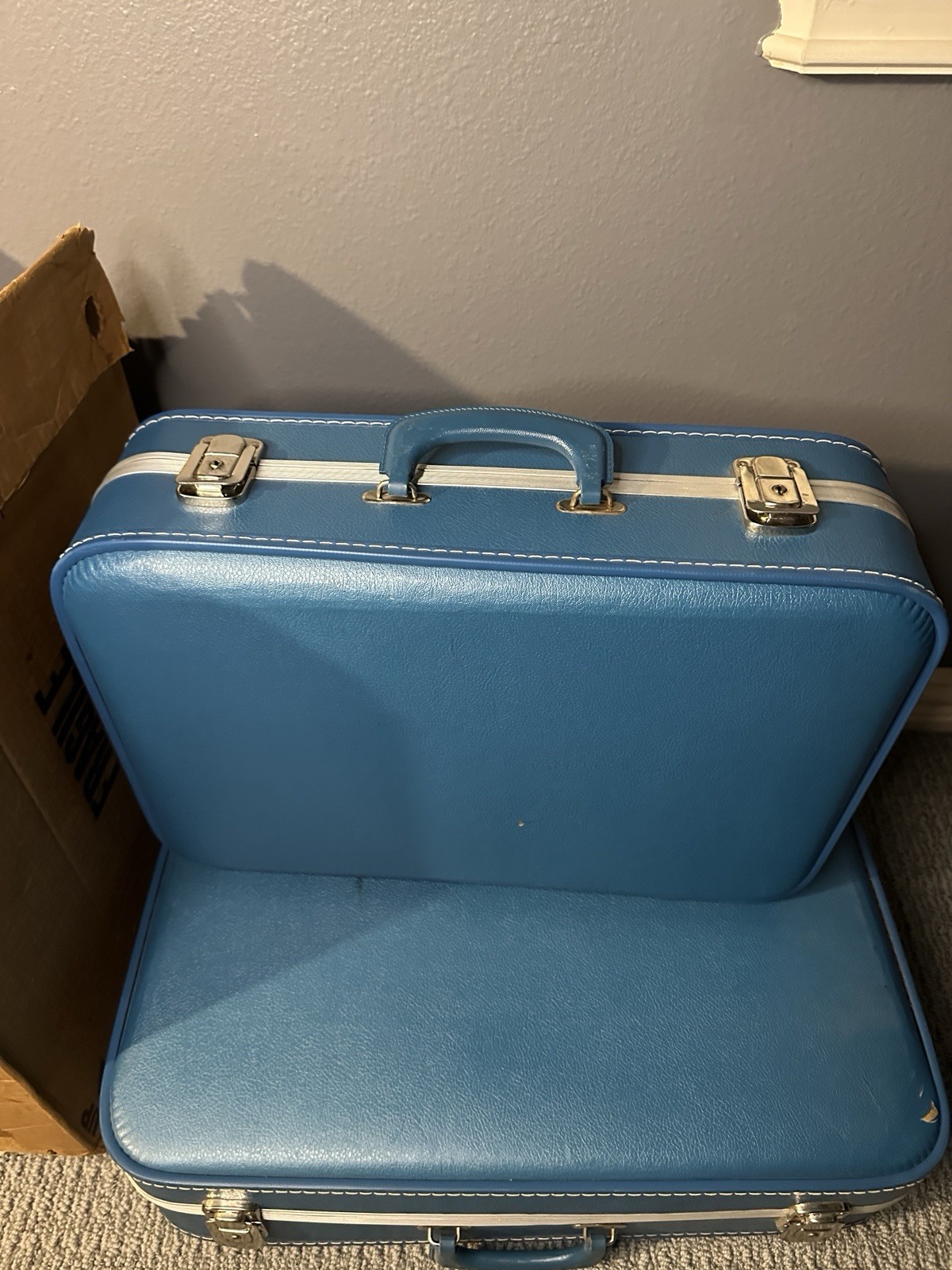 VINTAGE 1970S GATEWAY LUGGAGE 3PC – HARD CASE BLUE SUITCASES – ORIGINAL BOX