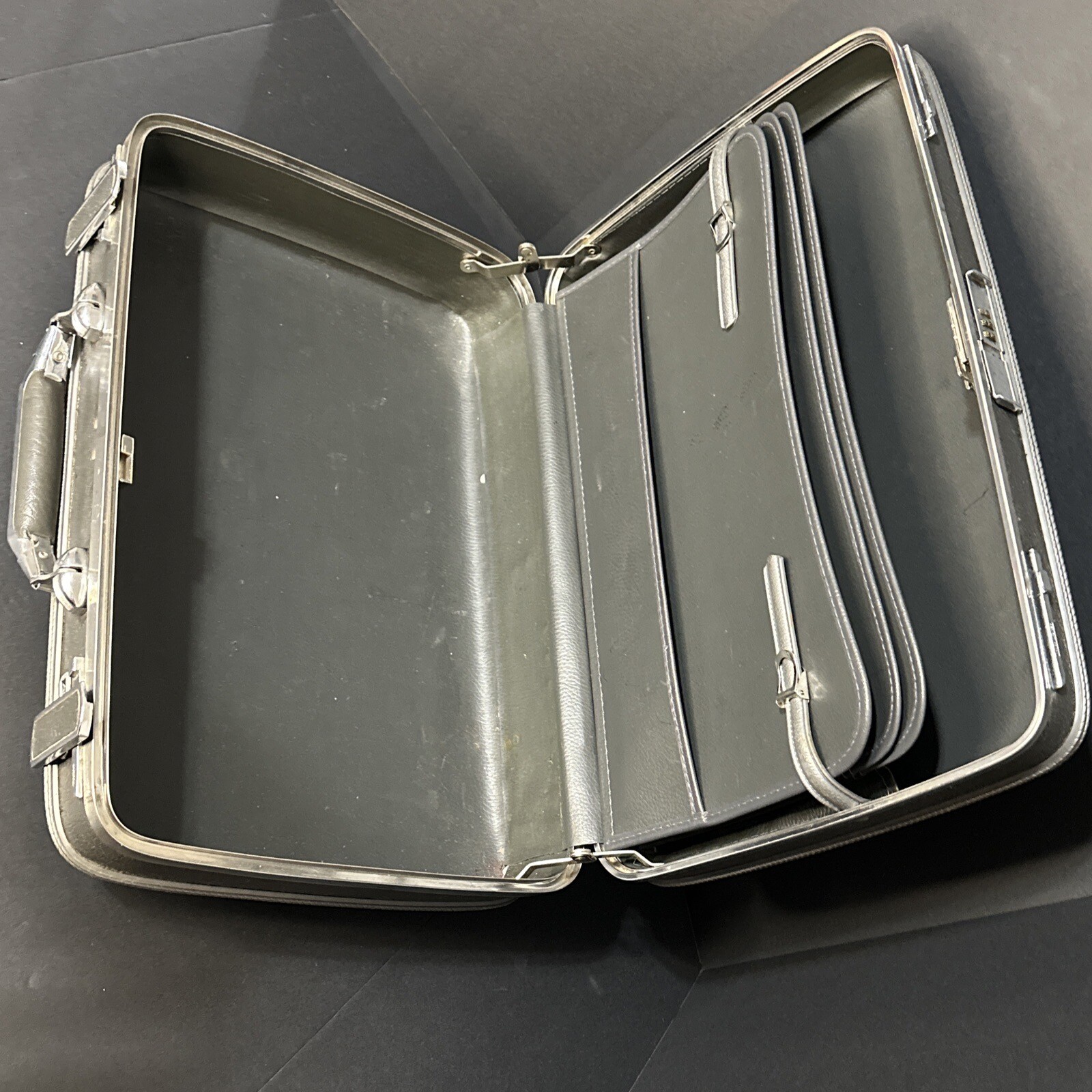 Vintage American Escort Gray Luggage Hardcase Suitcase 1960’s Excellent 19”