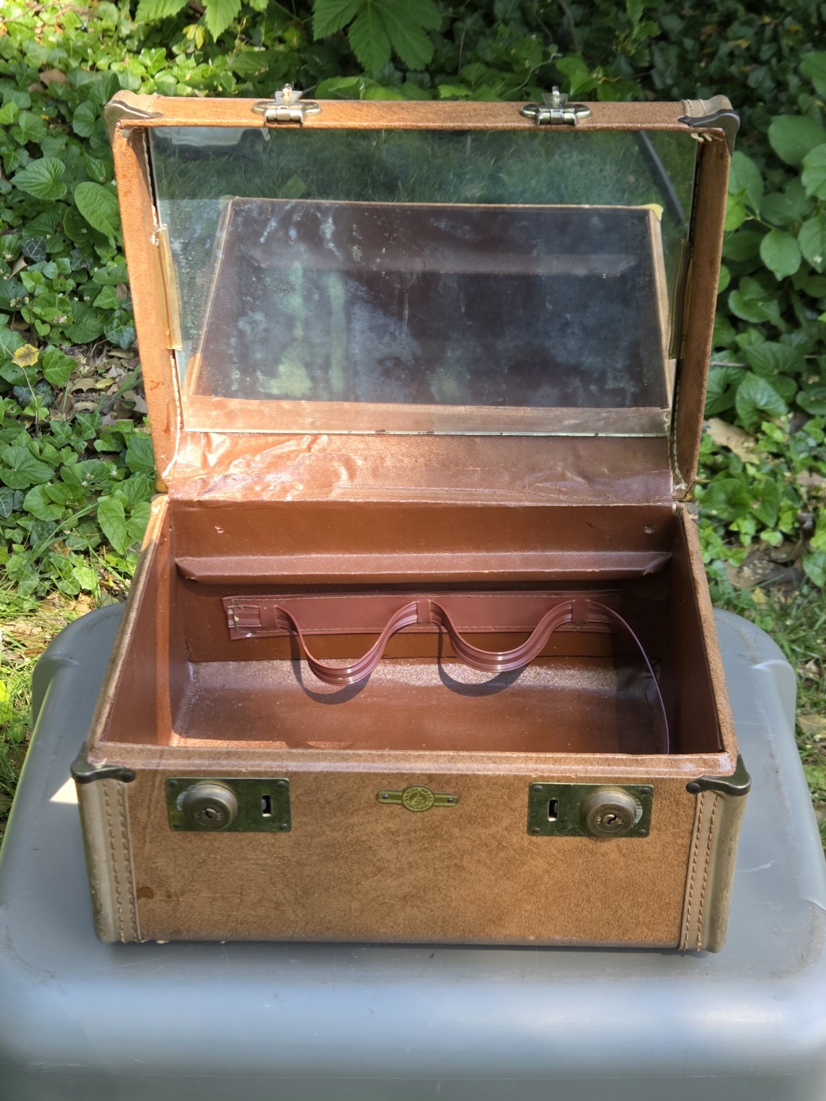 1940’s Vintage EMPIRE BRAND LUGGAGE Hard Shell Train Case w/Mirror & Motor Club
