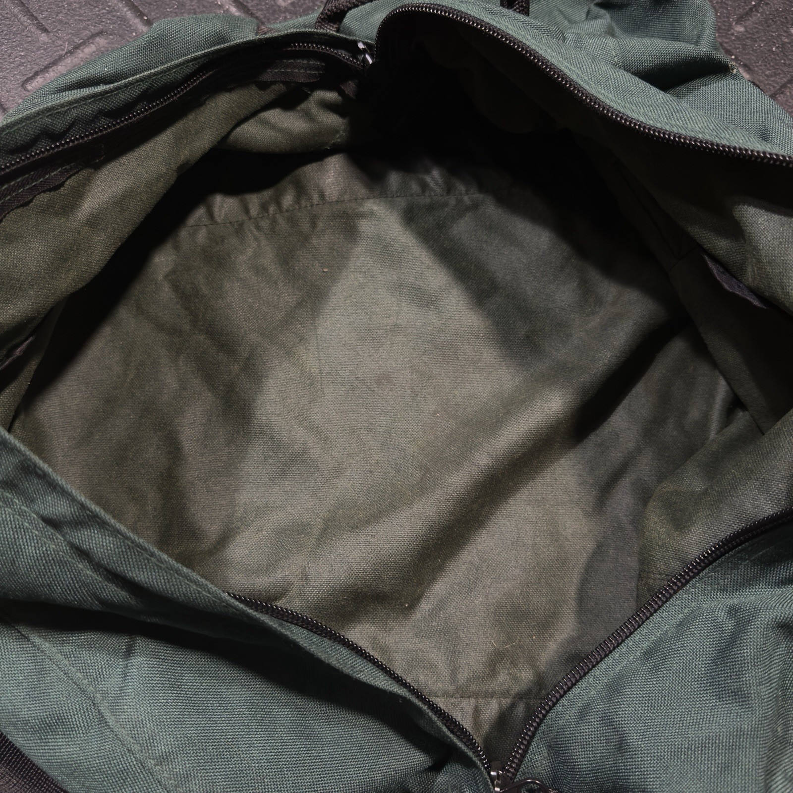 VINTAGE EDDIE BAUER WEEKENDER DUFFEL BAG HUNTER GREEN GORPCORE 29″x 11″ x 15″