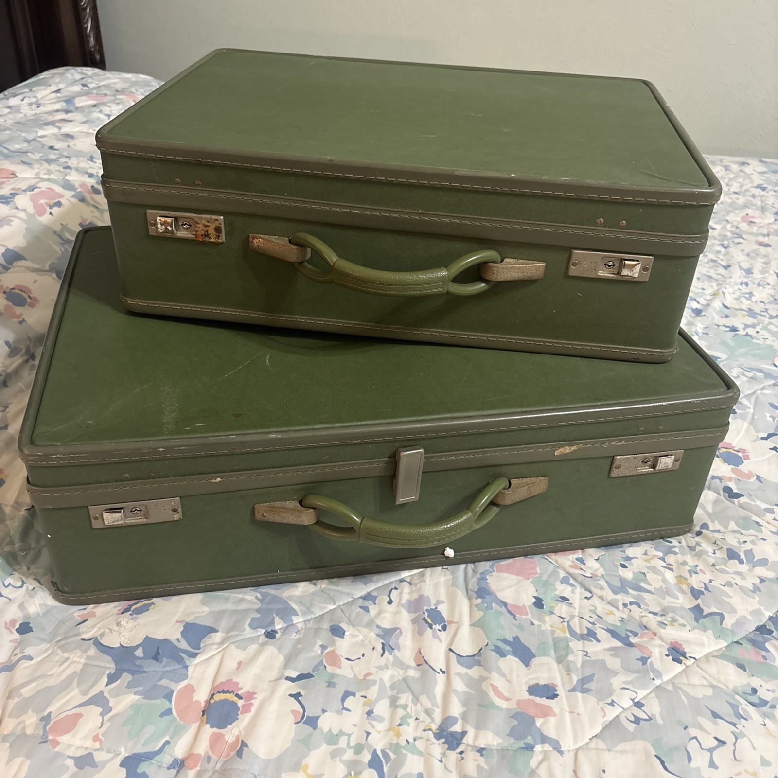 Vintage 50’s 60’s Avacado Green Hard Shell/Set Of 2 Suitcase Luggage-21” & 24”