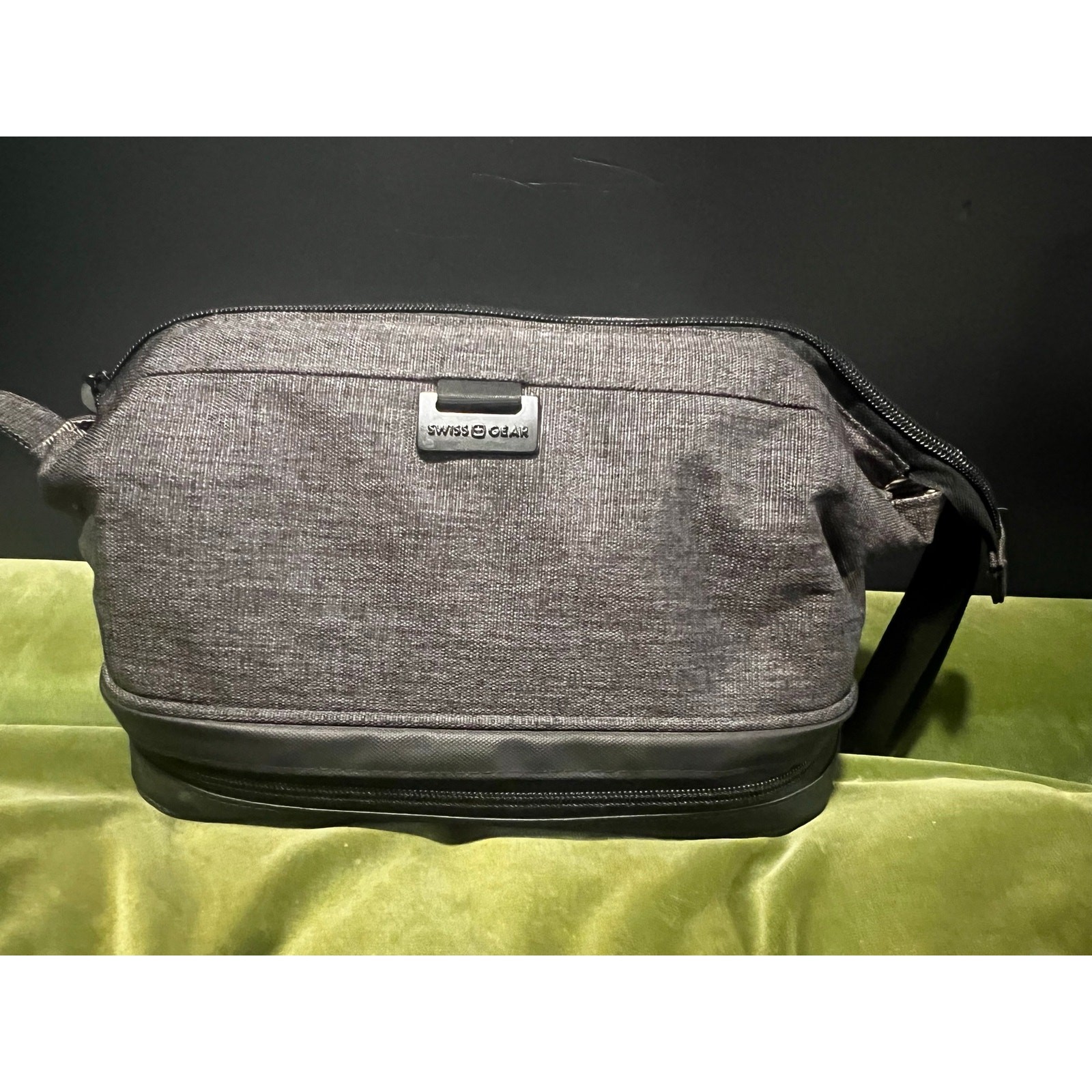 SWISSGEAR Deluxe Toiletry Bag Sleek Heather Gray Travel Organizer Tech Aesthetic