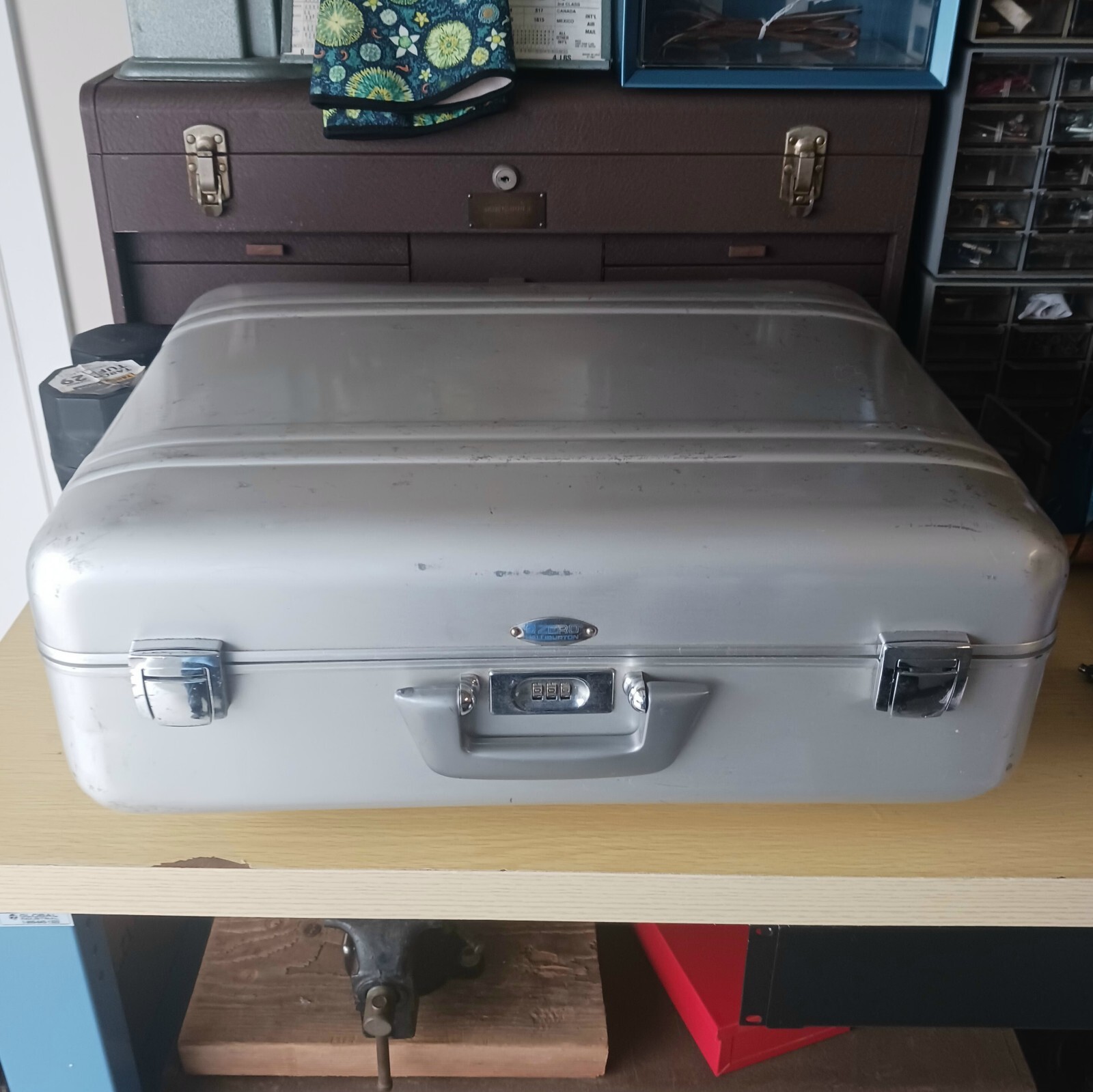 VTG Zero Halliburton Aluminum 21X17X7 LINED, Reg Z, Suitcase, Combination Lock