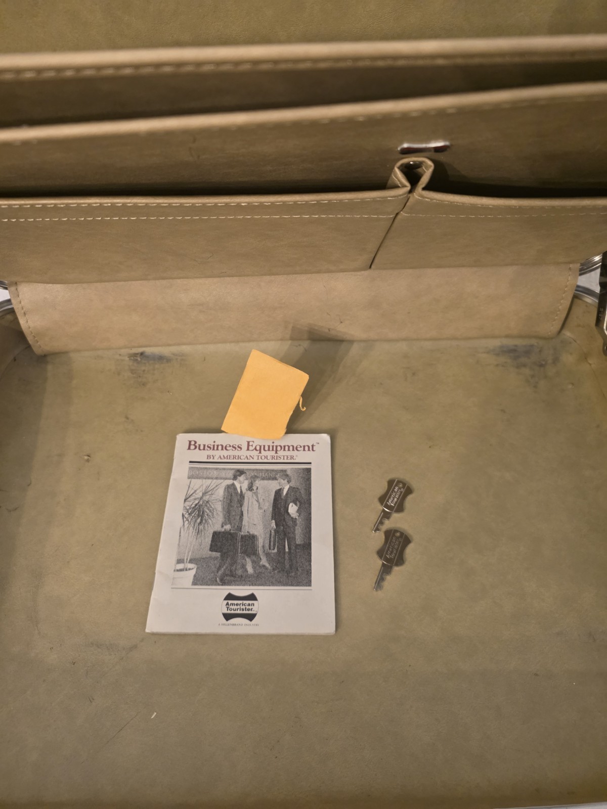 American Tourister Vintage Hard Briefcase ,24-inch, 1970s/80s Palomino With Keys
