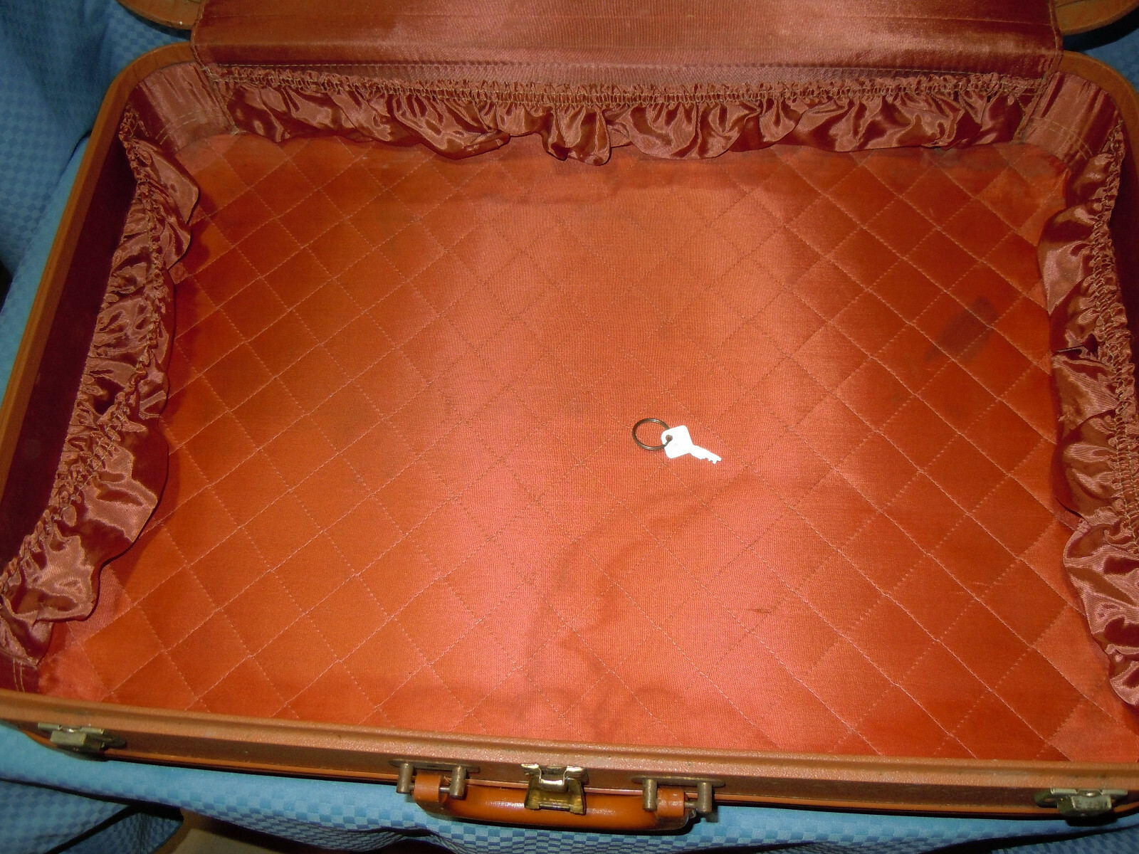 AMERICAN VOYAGER VINTAGE BEIGE HARDSIDE SUITCASE