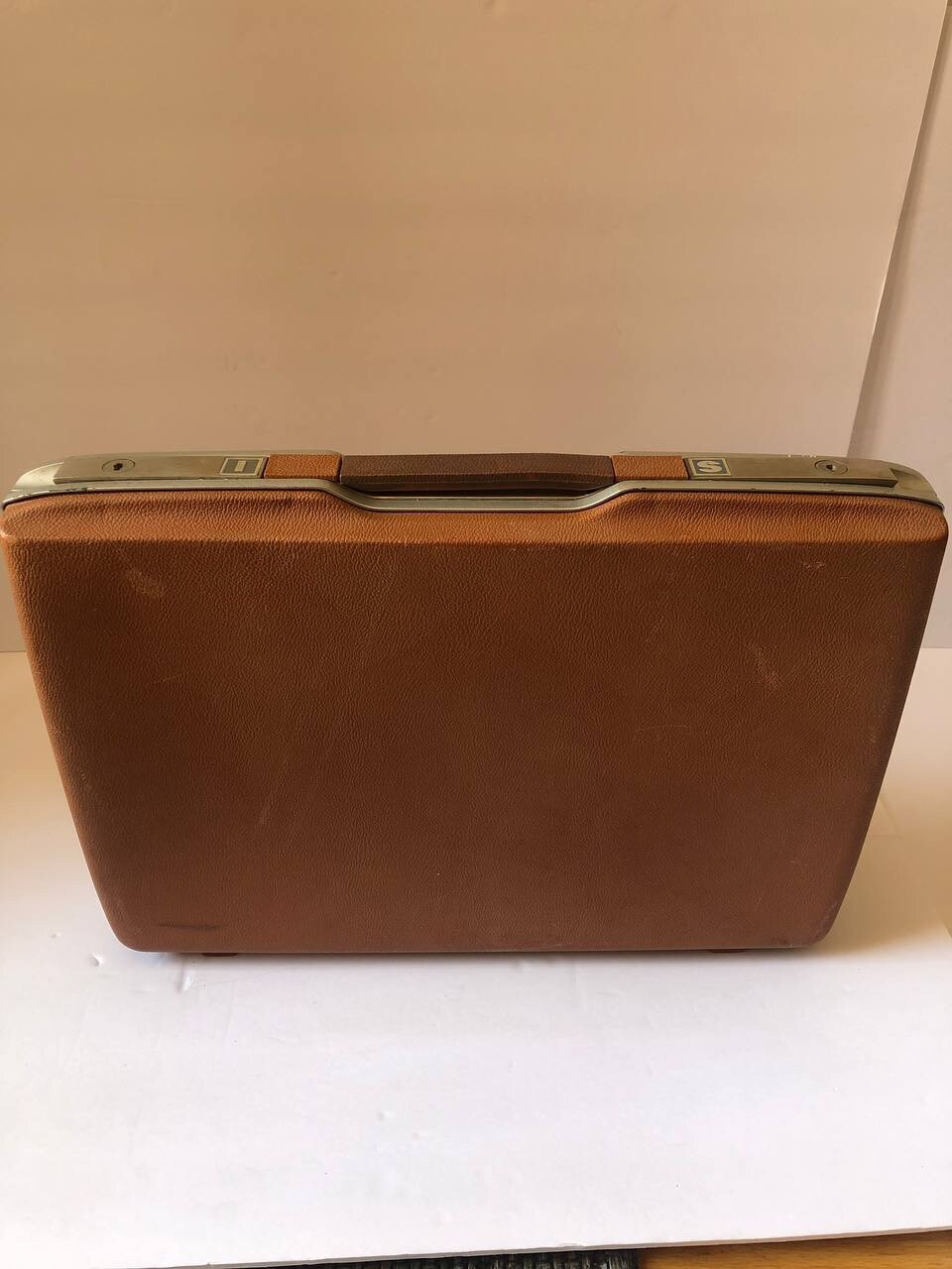 Vintage 60’s Briefcase Royal Traveler Key Locks Light Brown 18”x12”x3.5”