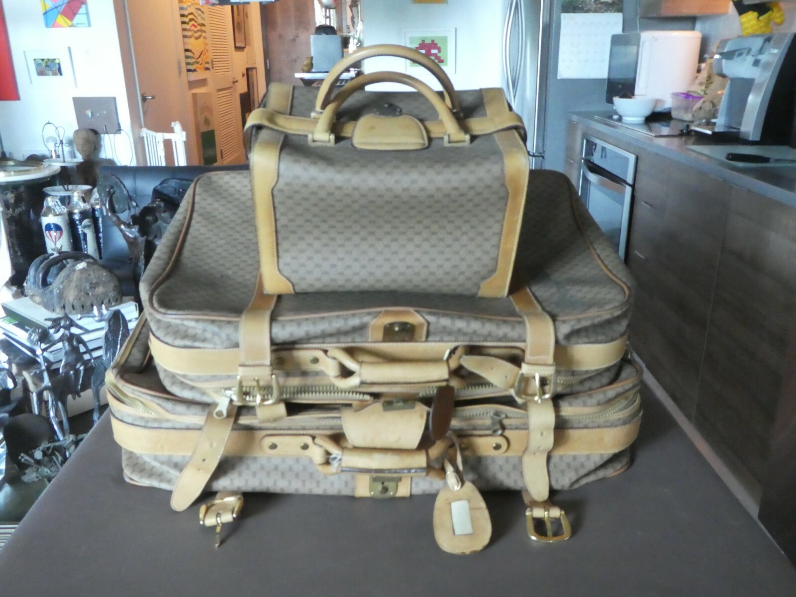 3 VINTAGE GUCCI SIGNATURE SUITCASES – A SET