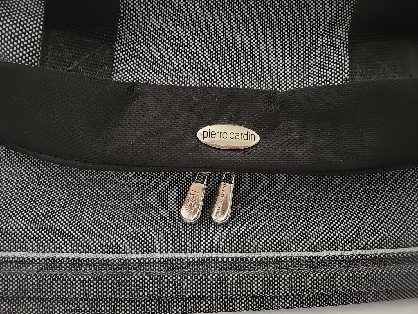 Pierre Cardin 16″ Travel Bag. Pre-owned, Very Good Condition
