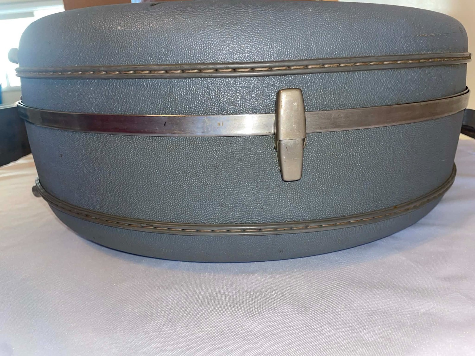 VINTAGE AMERICAN TOURISTER TIARA BLUE-GRAY ROUND HAT HARD CASE SUITCASE LUGGAGE