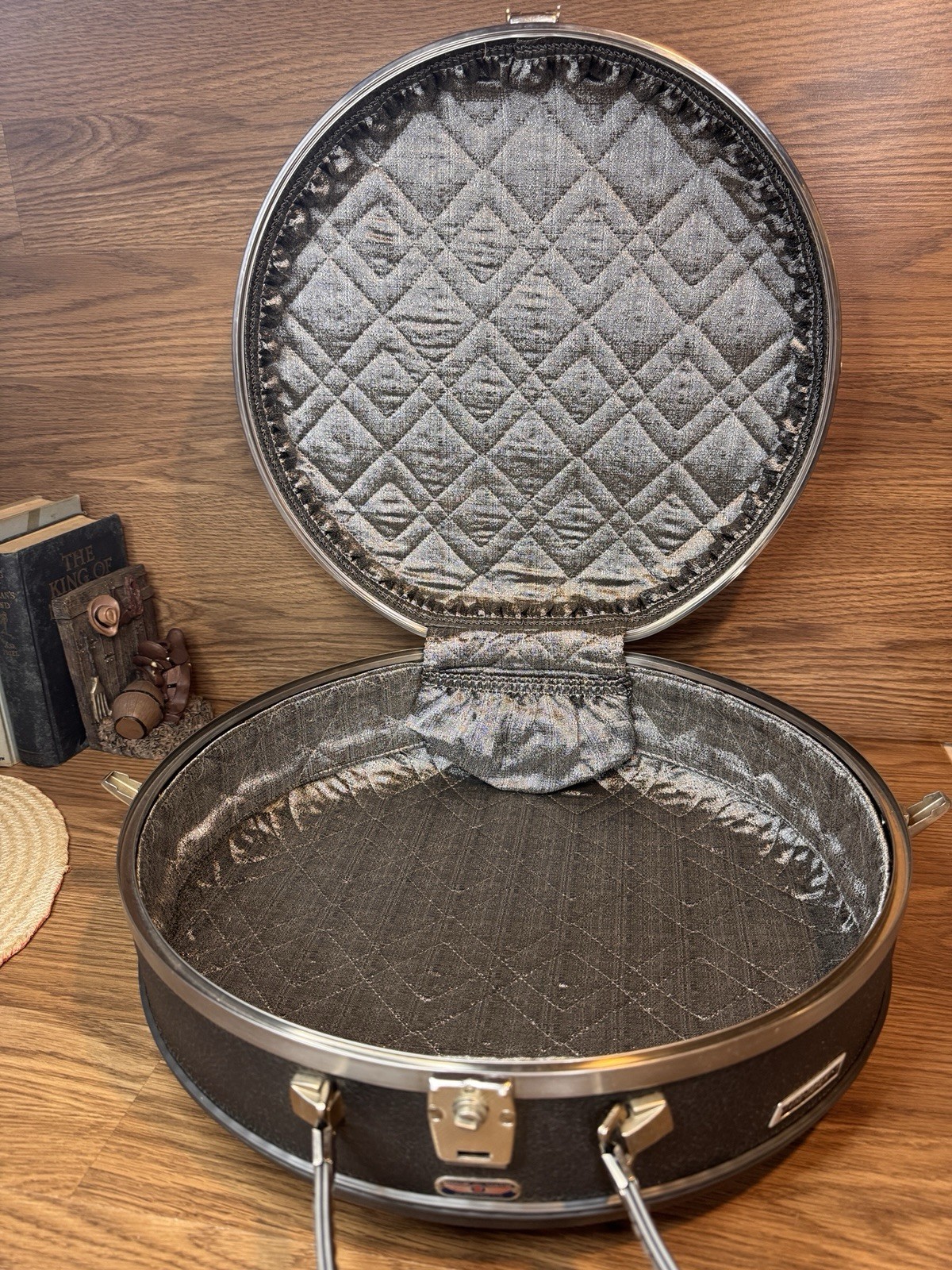 Vintage American Tourister Round Travel Luggage 16″ Gray Quilted Lining