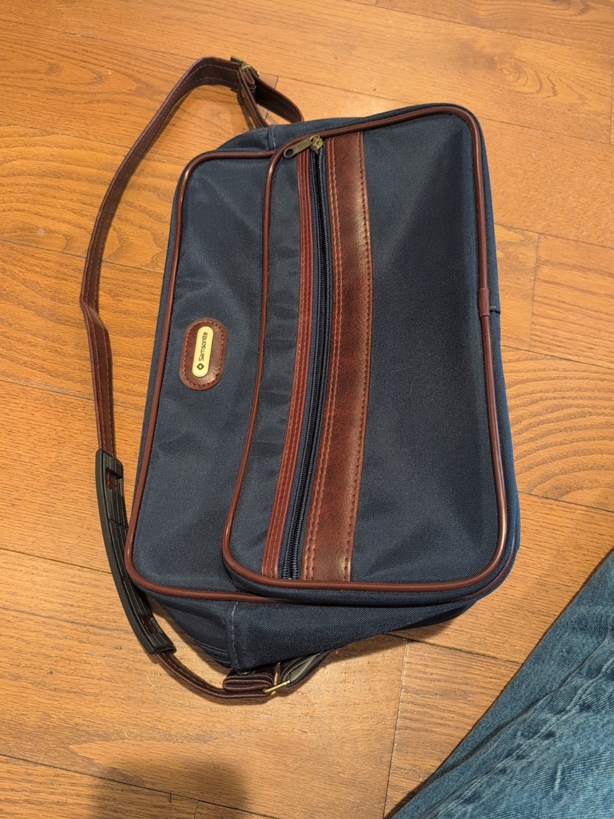 Vintage Nice Cond. 1980’s Samsonite 22″ Carry-On Suitcase , Shoulder Bag