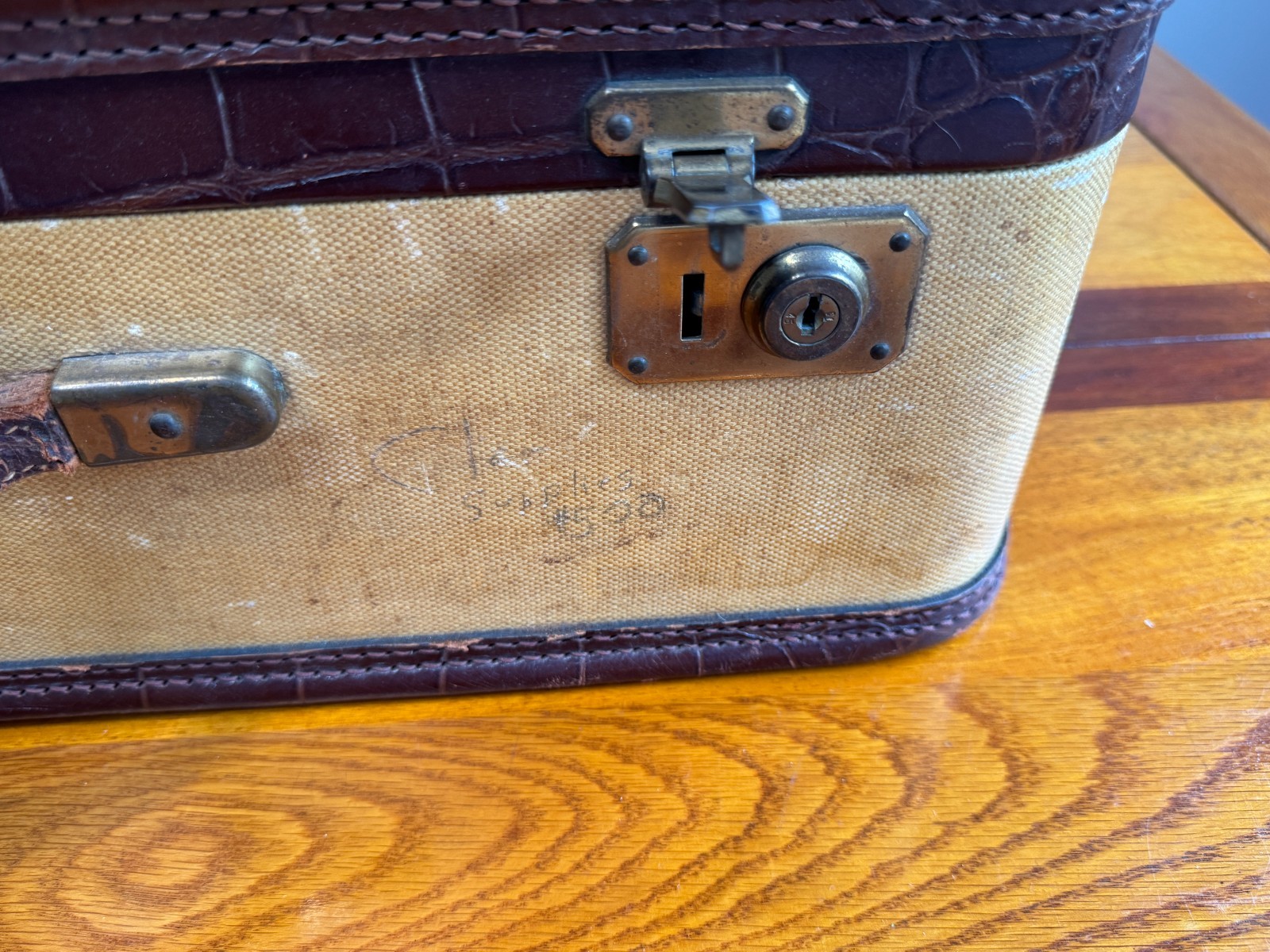 AMELIA EARHART LUGGAGE SUITCASE WITH KEYS FOR LOCKS – 24×14.5″ -TRAVEL -AIRPLANE
