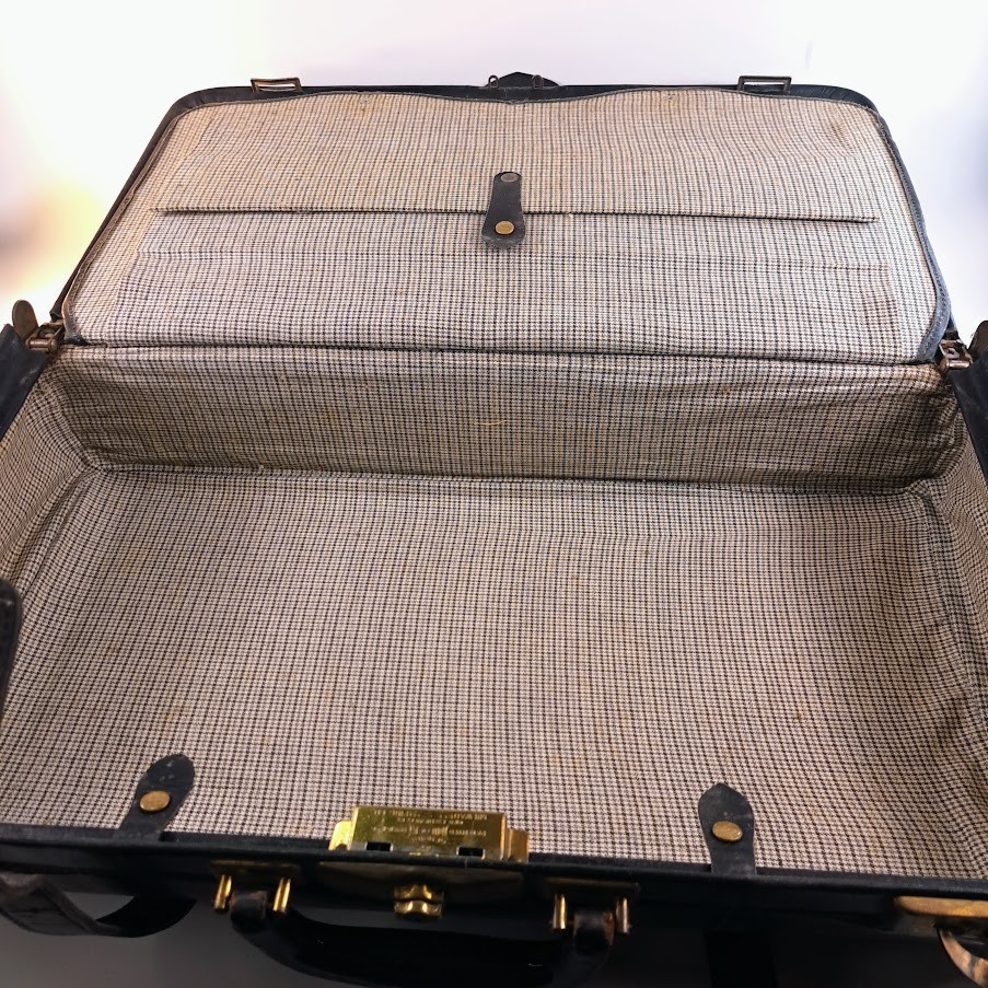 VINTAGE 1930s PILOTS SUITCASE WITH ORIGINAL DELTA AIR LINES 1930s LOGO
