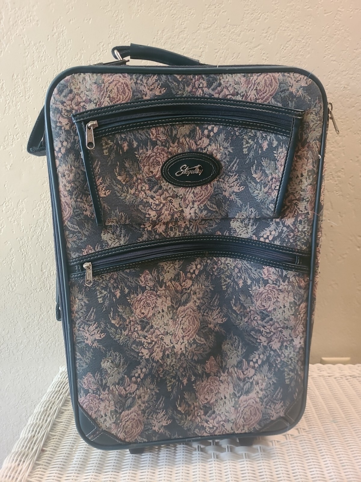 Vintage Floral Roses Skyway Retro/Luggage Bag