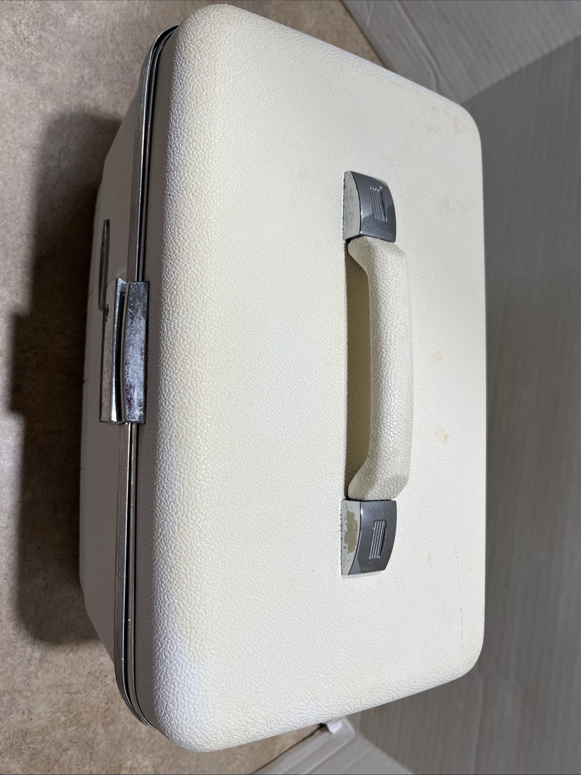 Vintage Sears Forecast luggage Train Makeup Case White No Key Some Yellowing.