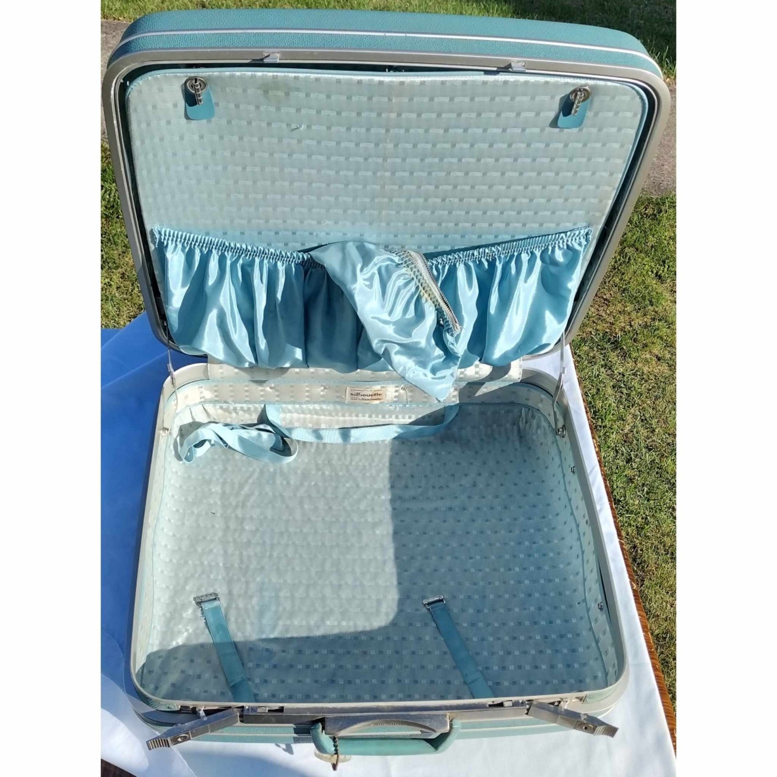 Large Vintage Retro Samsonite Suitcase silhouette 21″ x 21″ x 8″ ( No Key )
