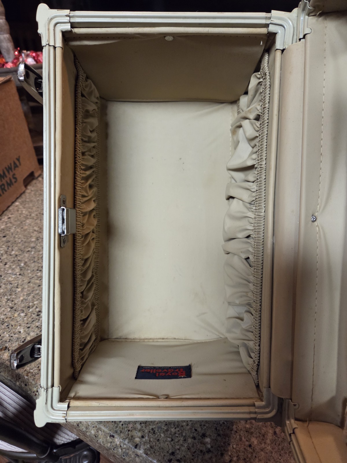 Vintage Tan Royal Traveller Train Travel Makeup Hard Carry On Case Travelier