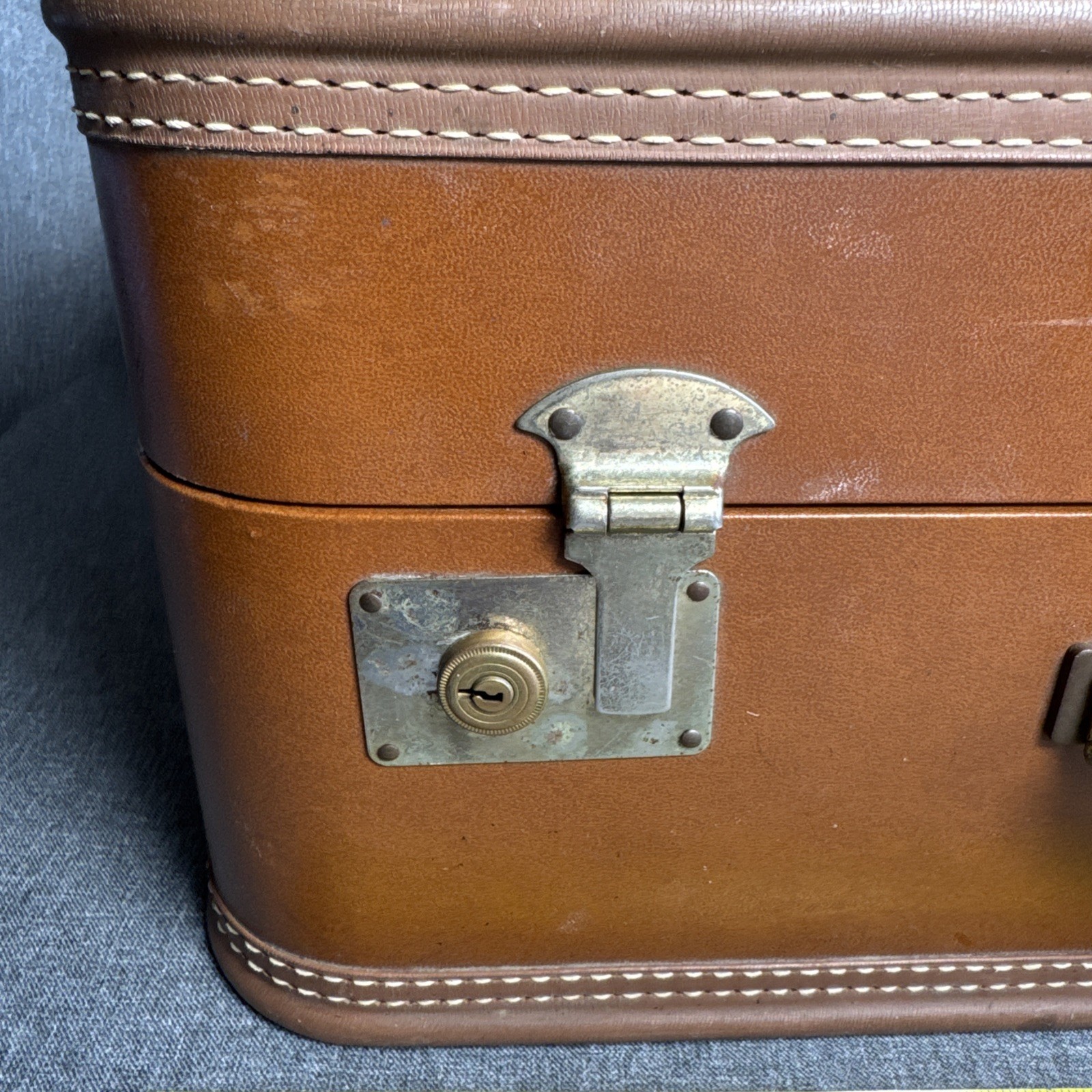 Vintage TRAVELJOY Suitcase Wardrobe Hangers Camel Brown 2 Keys 21x18x8.5” EXC!